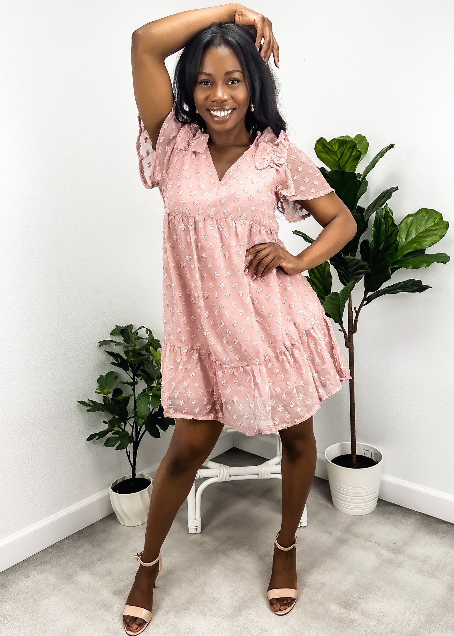 Vestido babydoll texturizado con hombros con volantes
