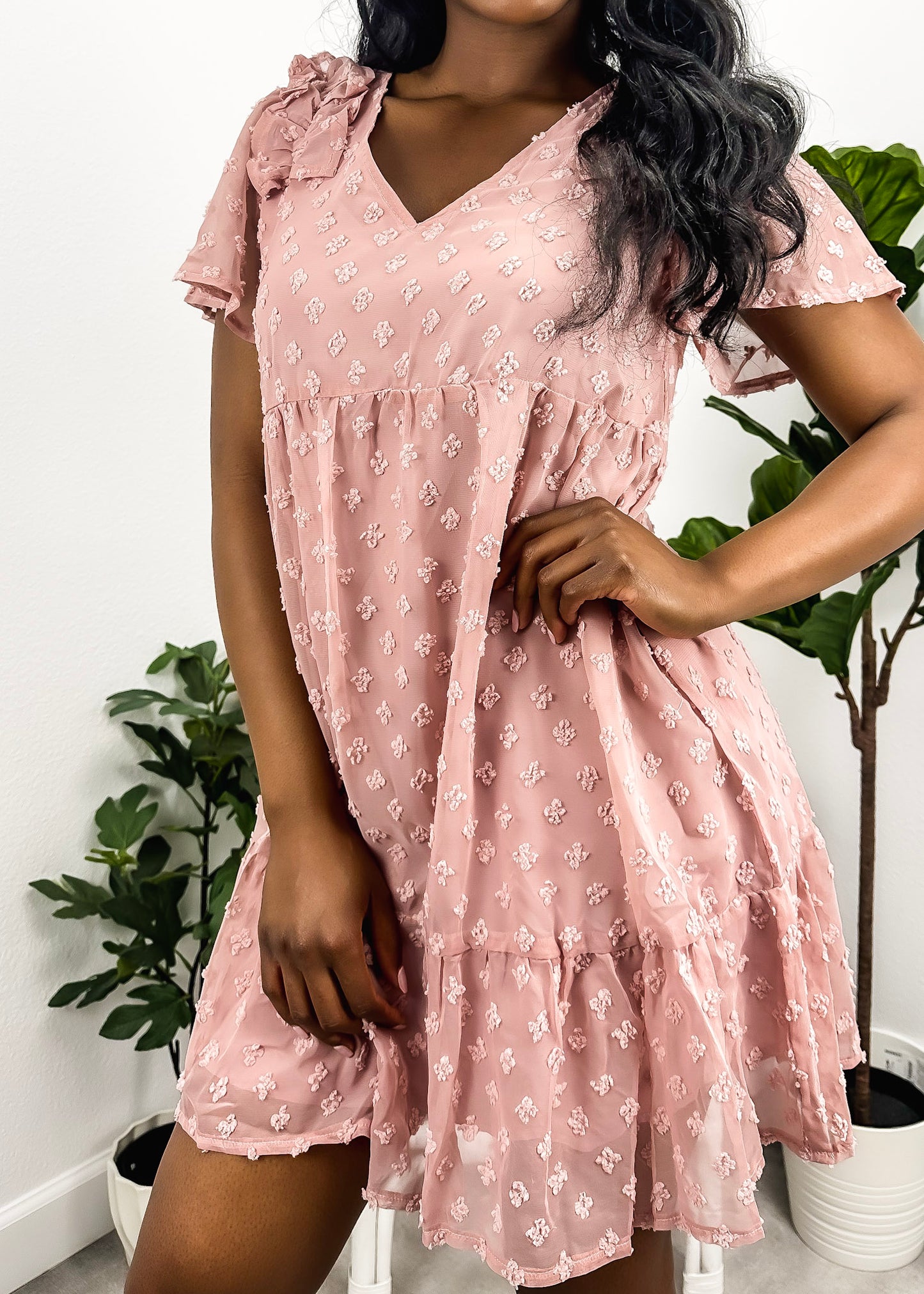 Vestido babydoll texturizado con hombros con volantes