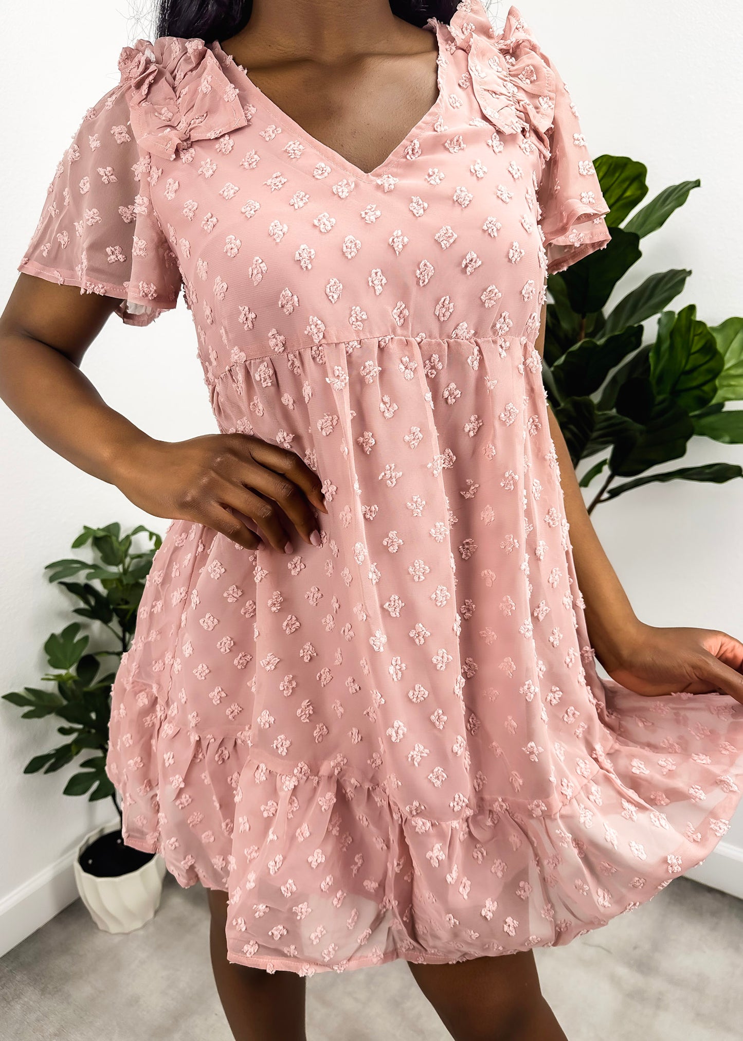 Vestido babydoll texturizado con hombros con volantes