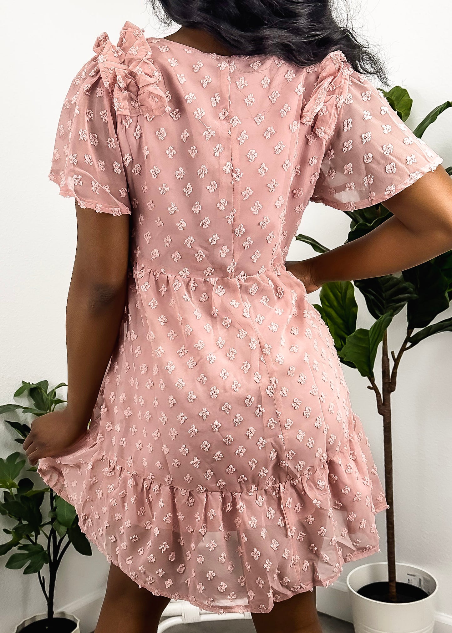 Vestido babydoll texturizado con hombros con volantes
