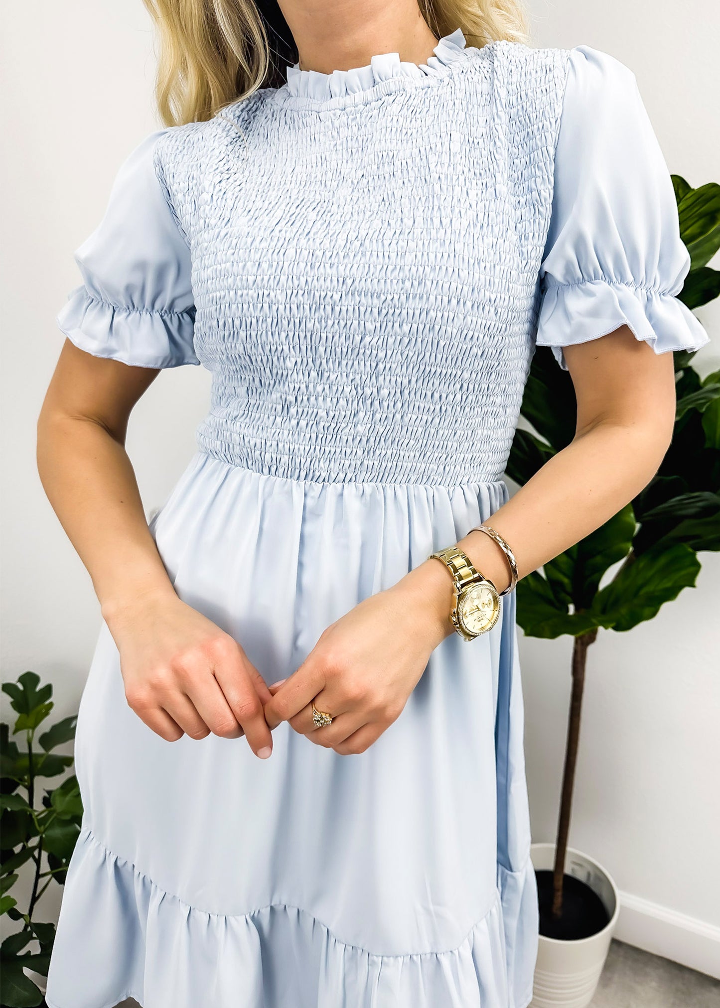 Vestido fruncido con mangas abullonadas