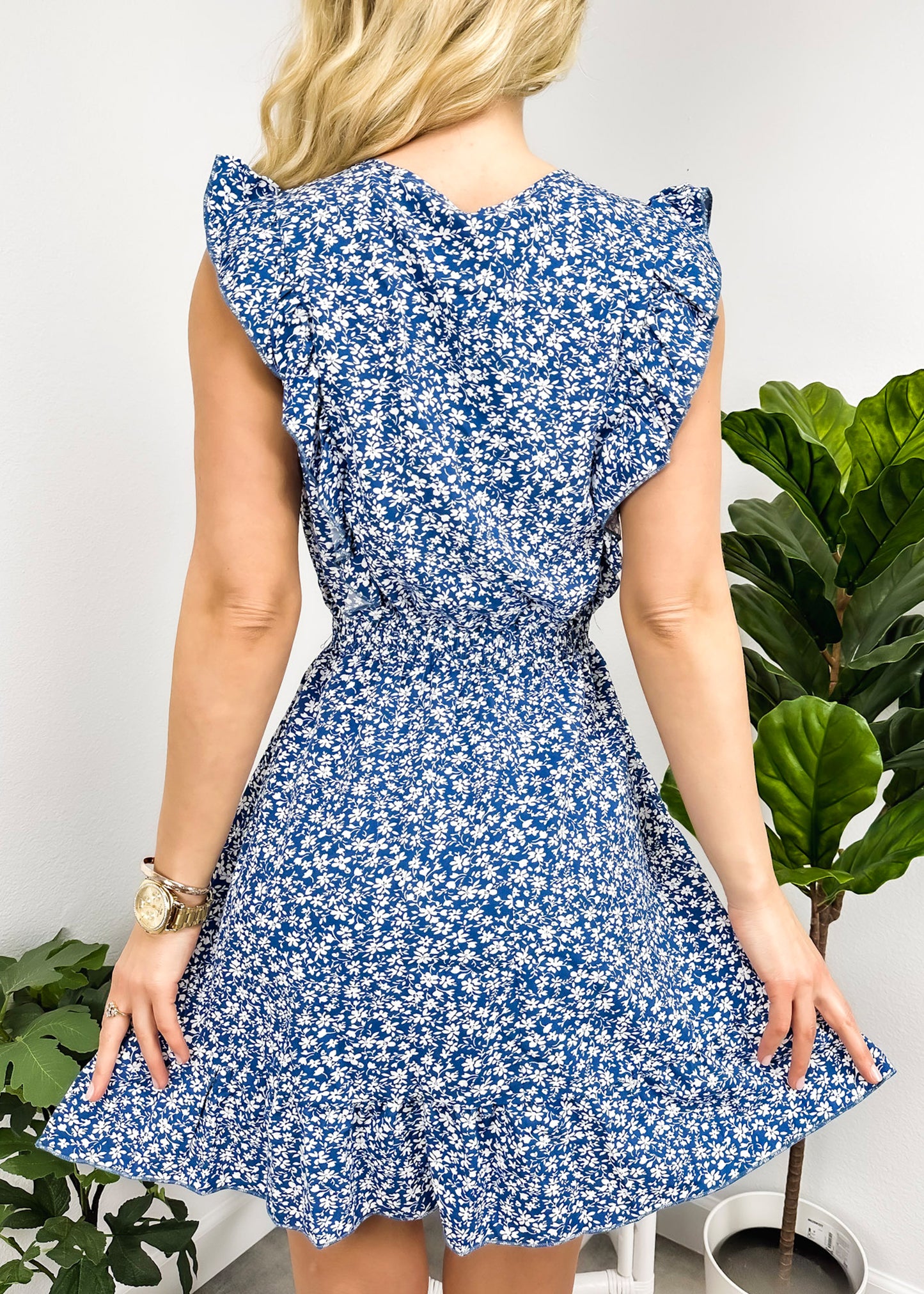 Vestido con botones y volantes en la parte delantera