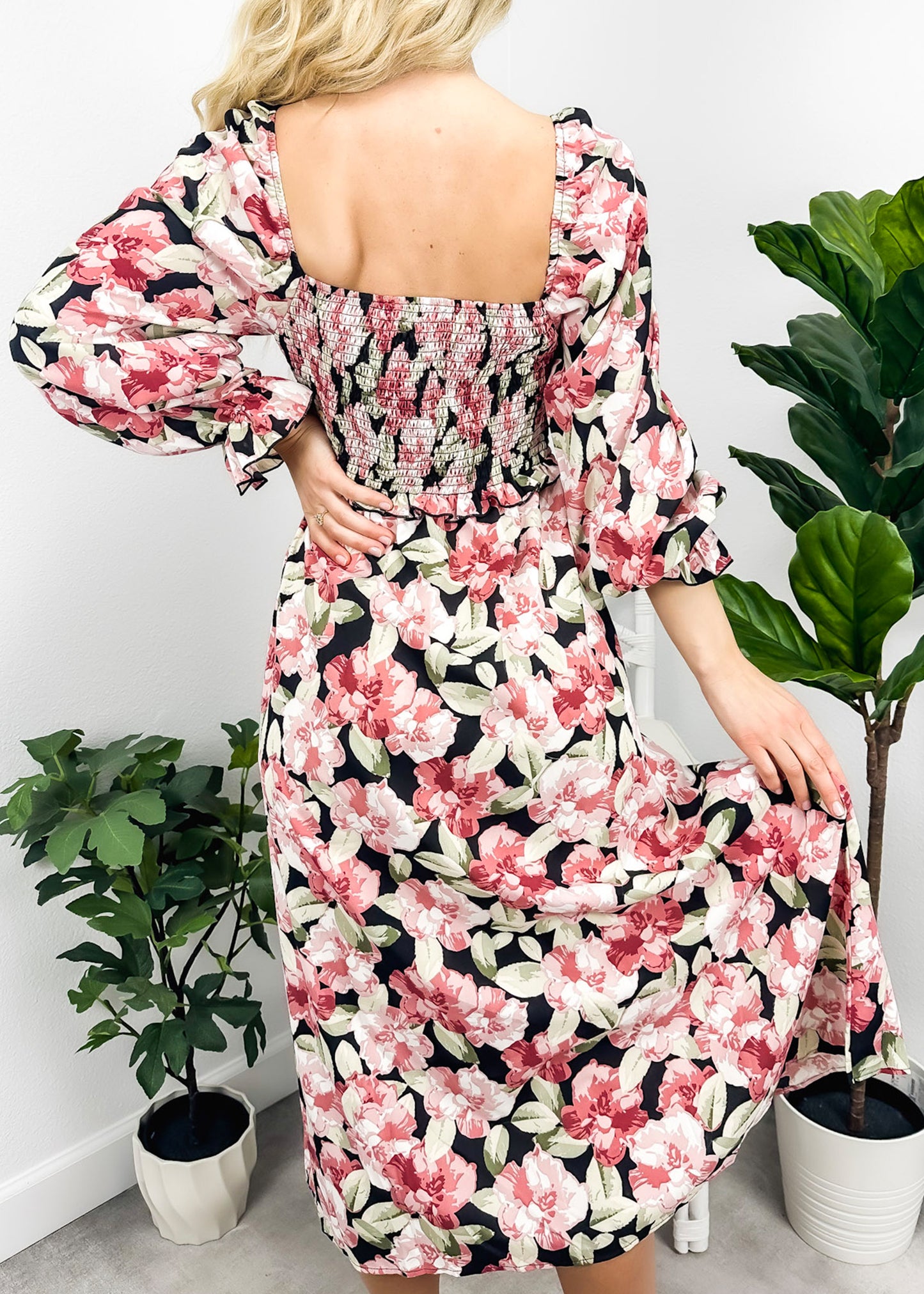 Vestido con escote cuadrado y cintura con volantes