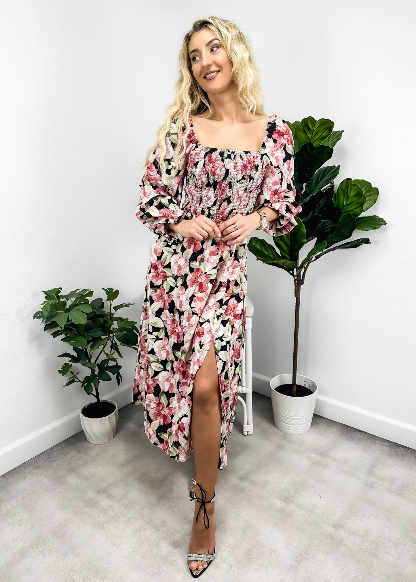 Vestido con escote cuadrado y cintura con volantes