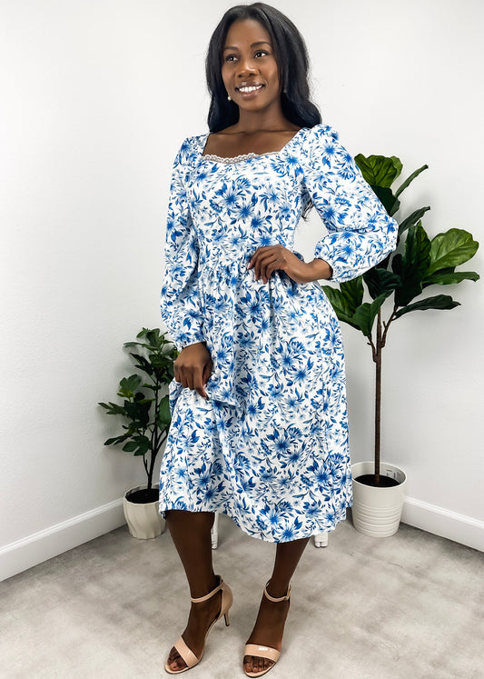 Vestido floral con ribete de encaje y escote en forma de corazón