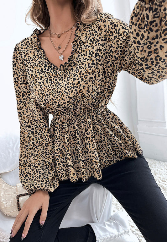 Blusa de leopardo con escote en V y volantes