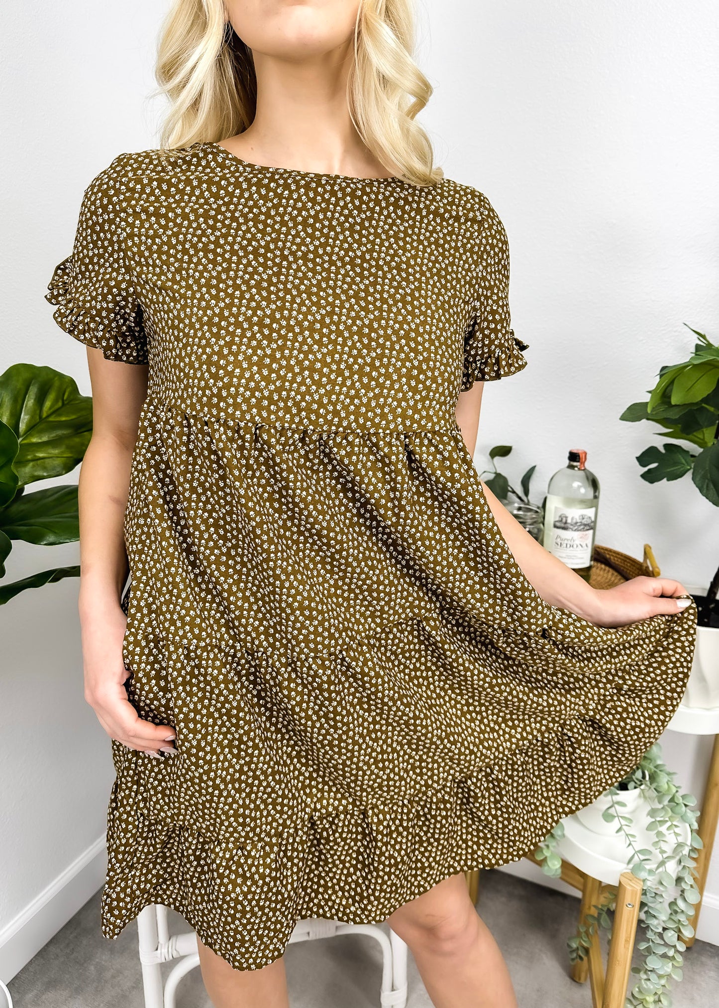 Vestido con cuello redondo, estampado de lunares y capas