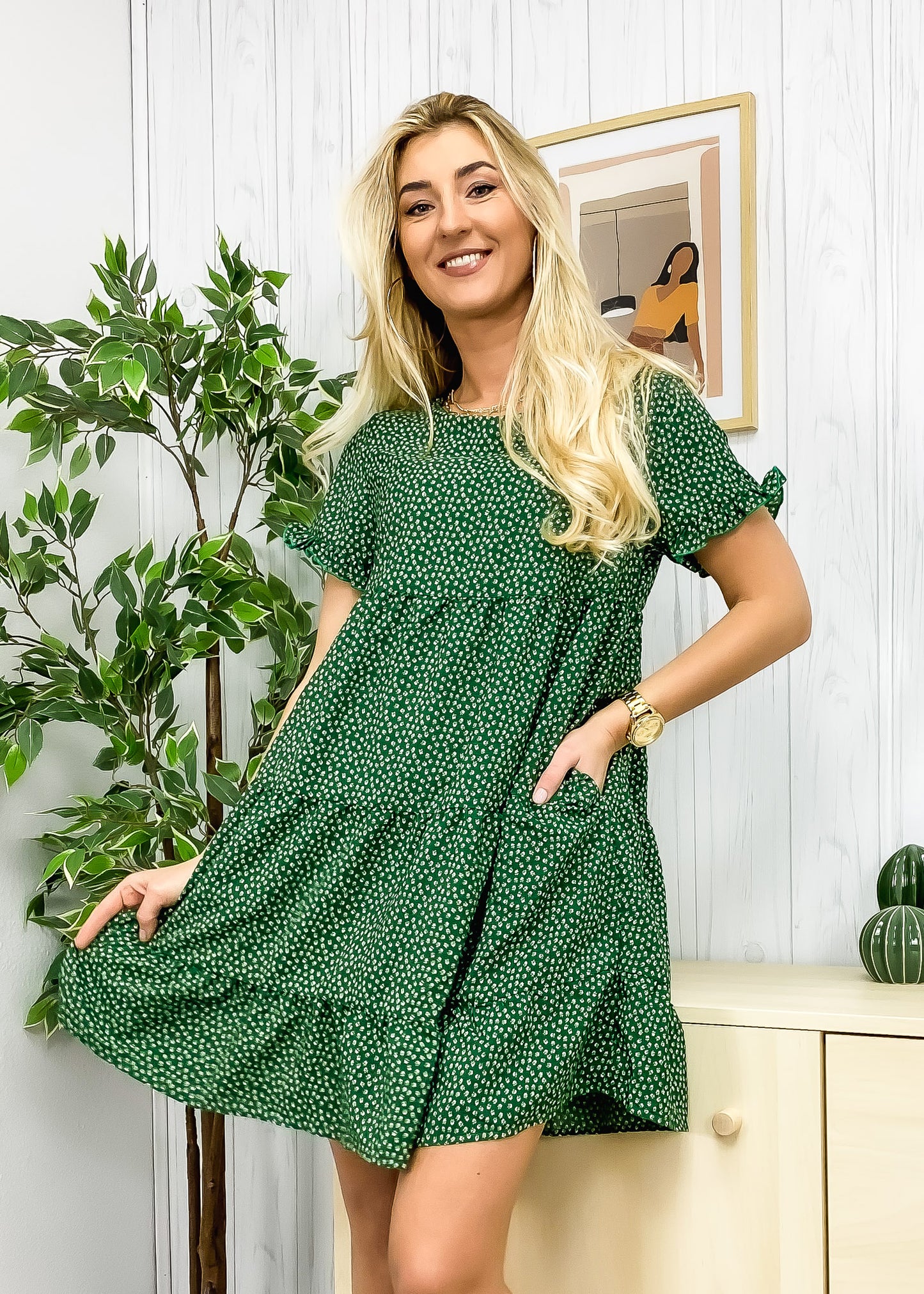 Vestido con cuello redondo, estampado de lunares y capas