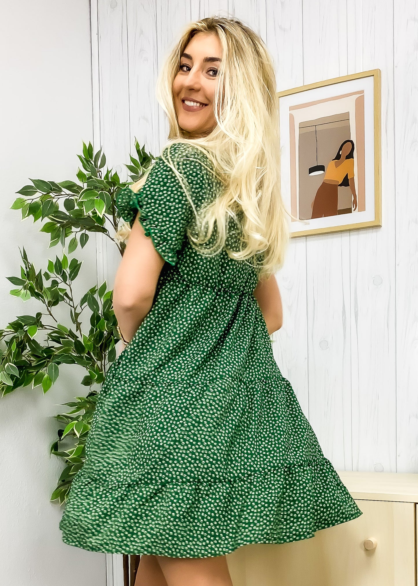 Vestido con cuello redondo, estampado de lunares y capas