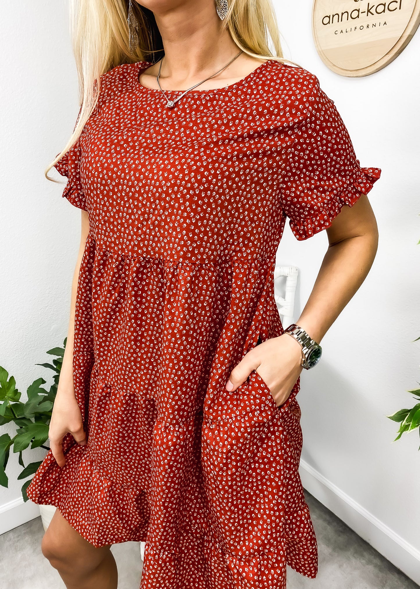 Vestido con cuello redondo, estampado de lunares y capas