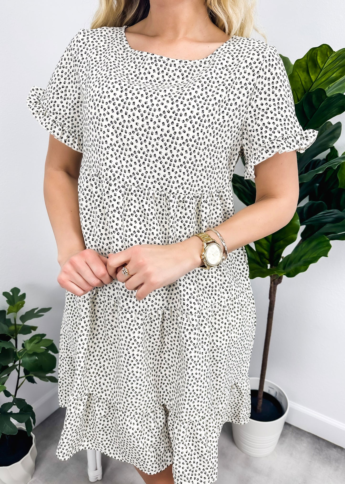 Vestido con cuello redondo, estampado de lunares y capas