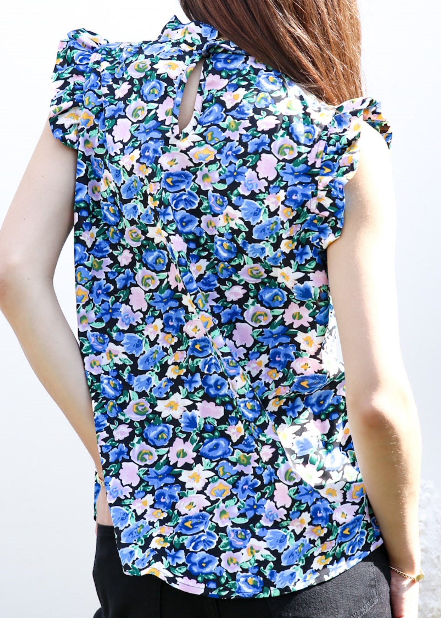 Blusa con detalle de volante y estampado floral
