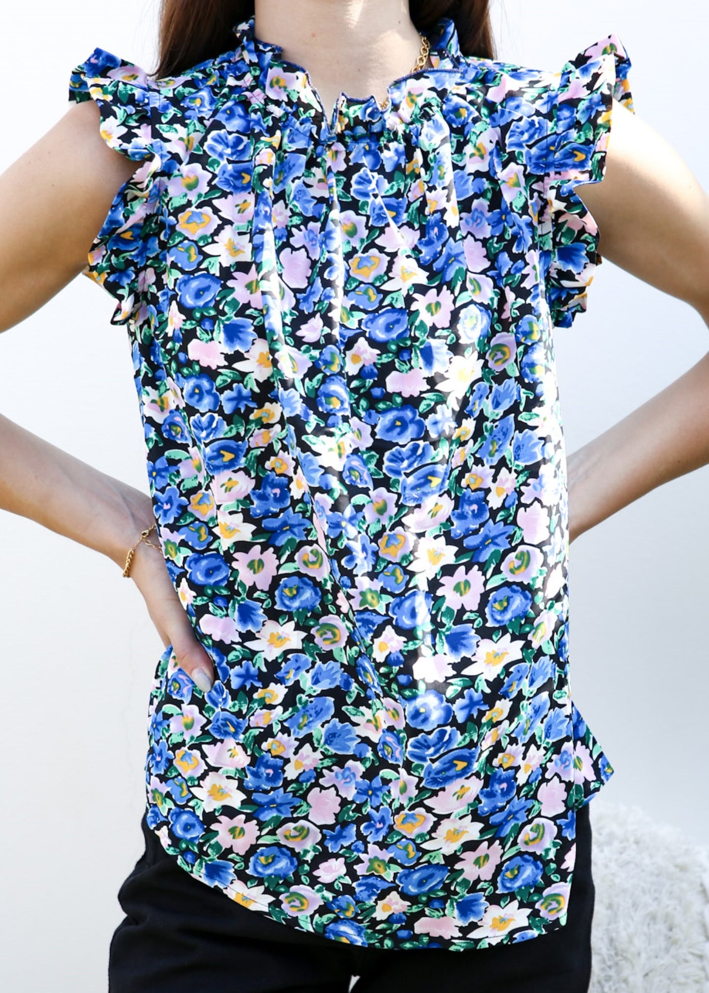 Blusa con detalle de volante y estampado floral