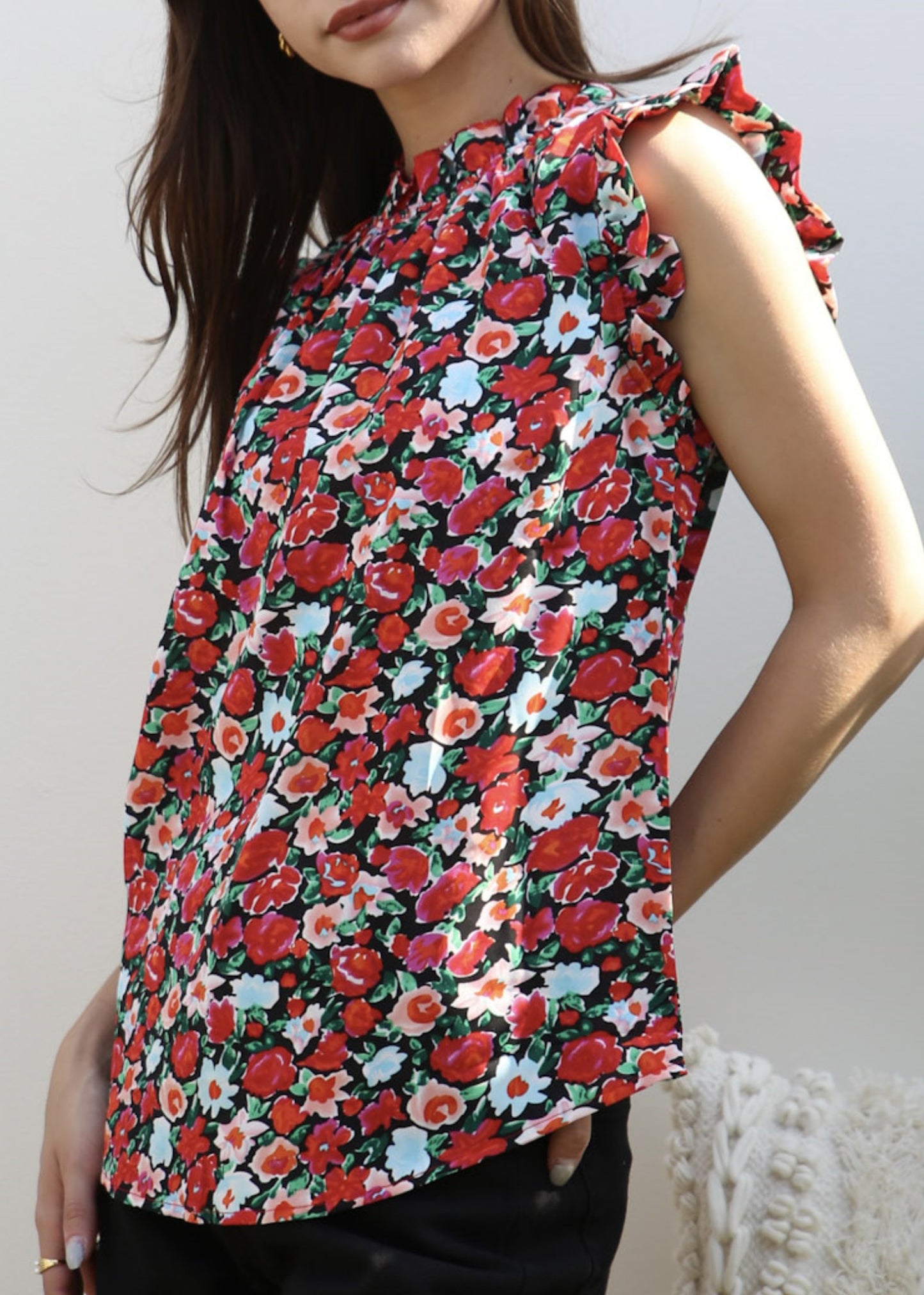 Blusa con detalle de volante y estampado floral