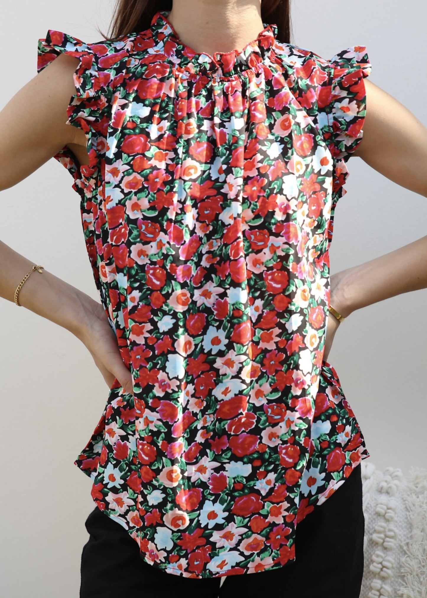 Blusa con detalle de volante y estampado floral