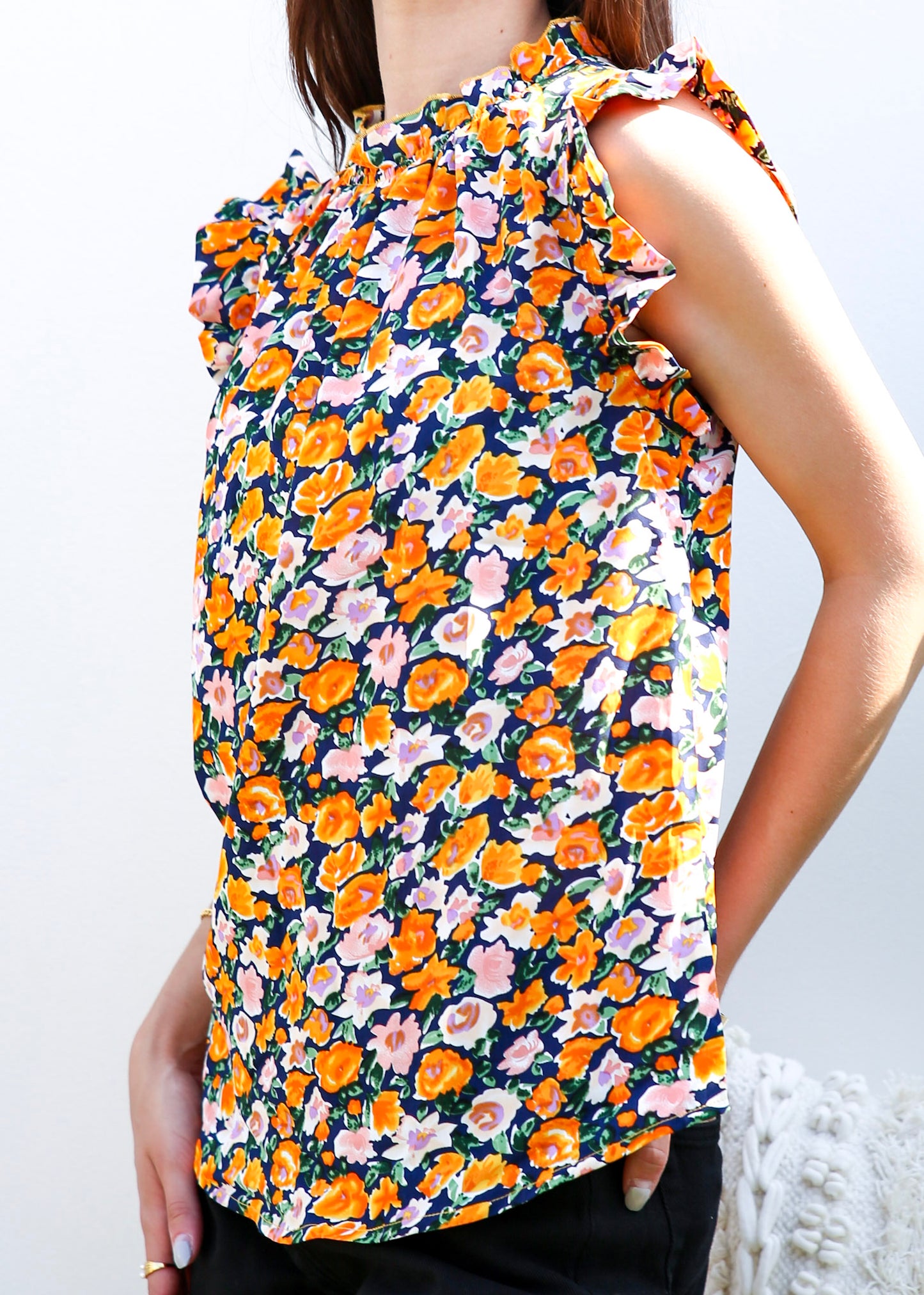 Blusa con detalle de volante y estampado floral