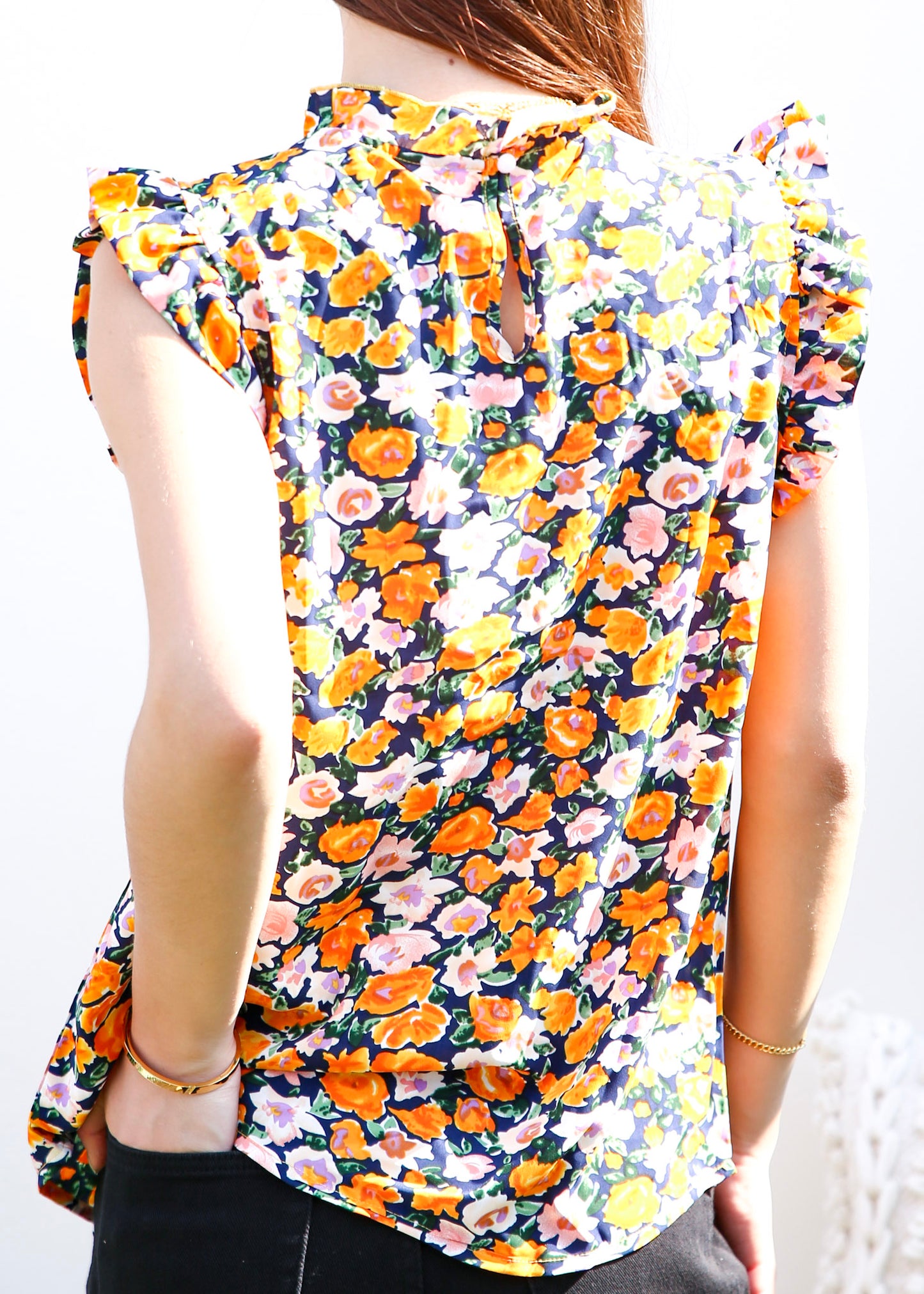 Blusa con detalle de volante y estampado floral