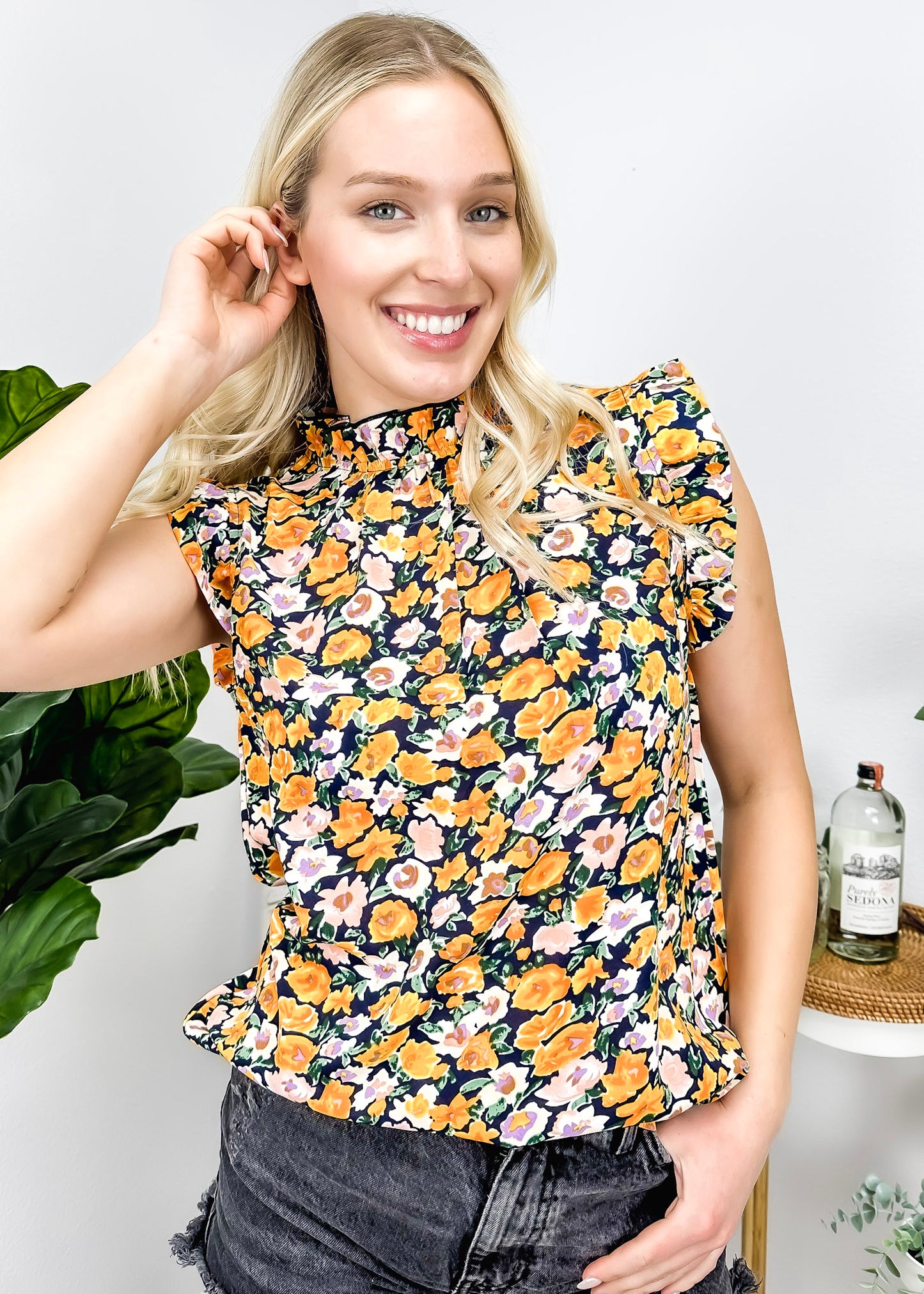 Blusa con detalle de volante y estampado floral