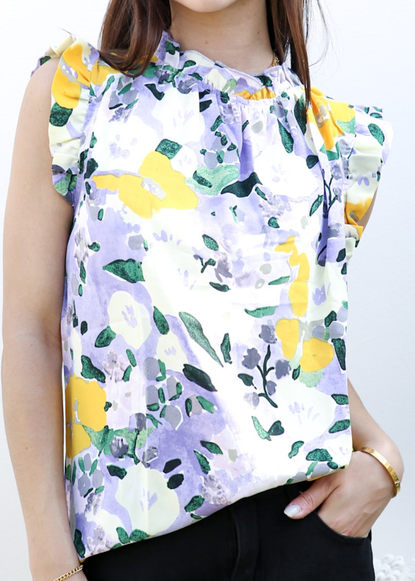 Blusa con detalle de volante y estampado floral