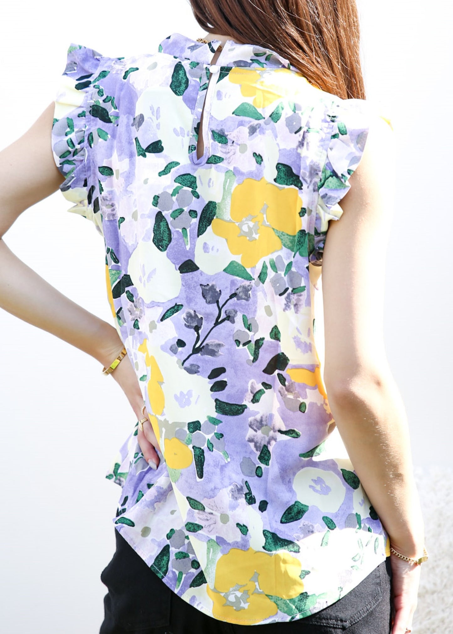 Blusa con detalle de volante y estampado floral