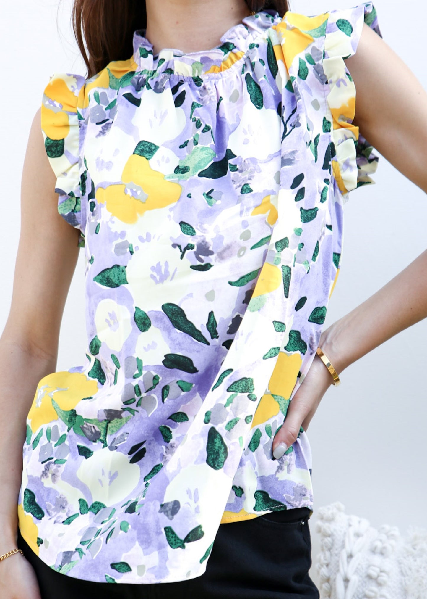 Blusa con detalle de volante y estampado floral