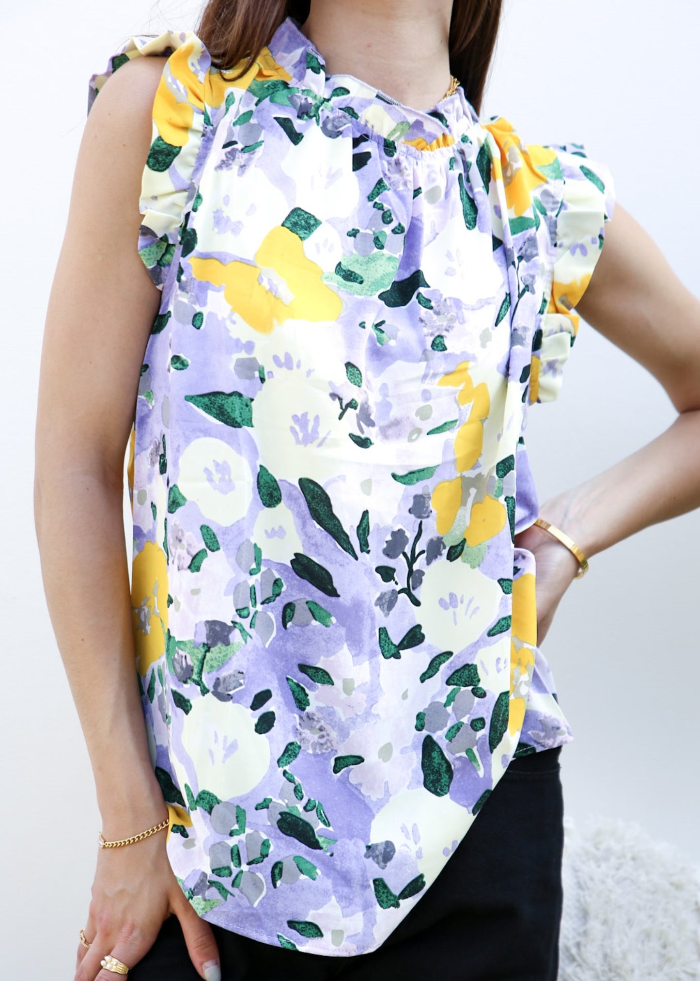 Blusa con detalle de volante y estampado floral