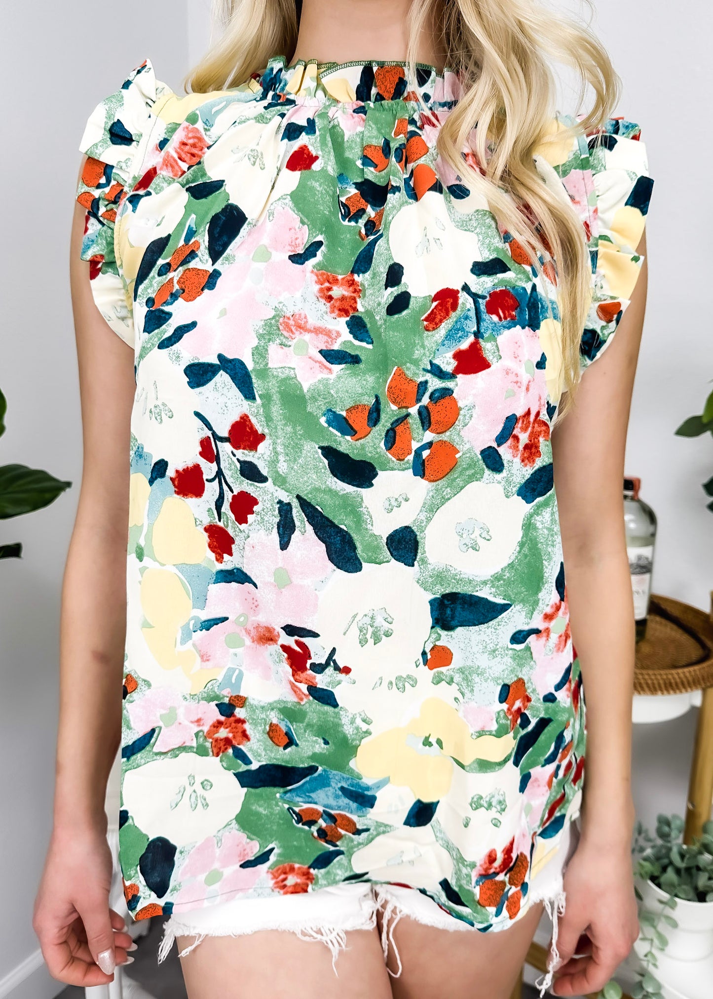 Blusa con detalle de volante y estampado floral