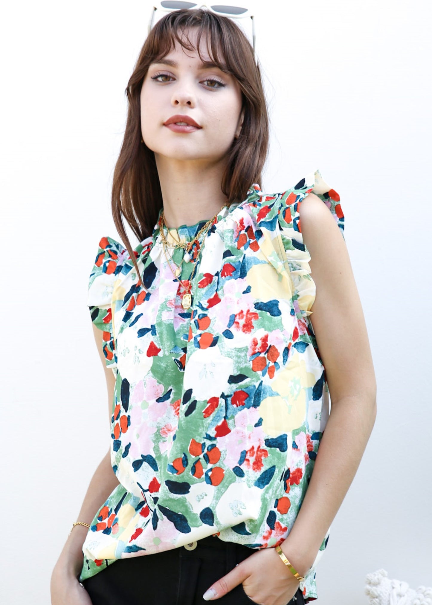 Blusa con detalle de volante y estampado floral