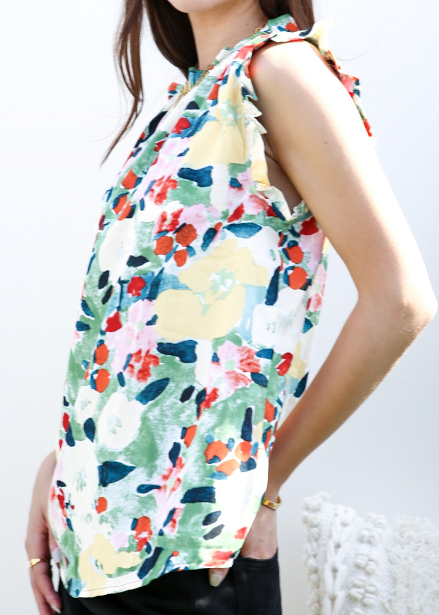 Blusa con detalle de volante y estampado floral