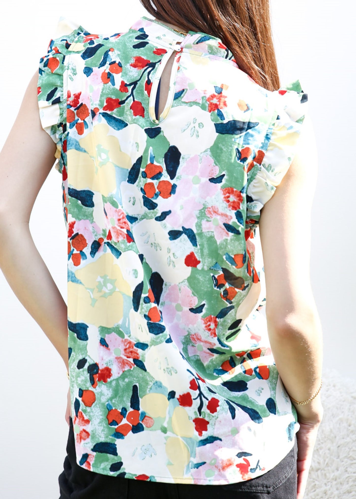 Blusa con detalle de volante y estampado floral