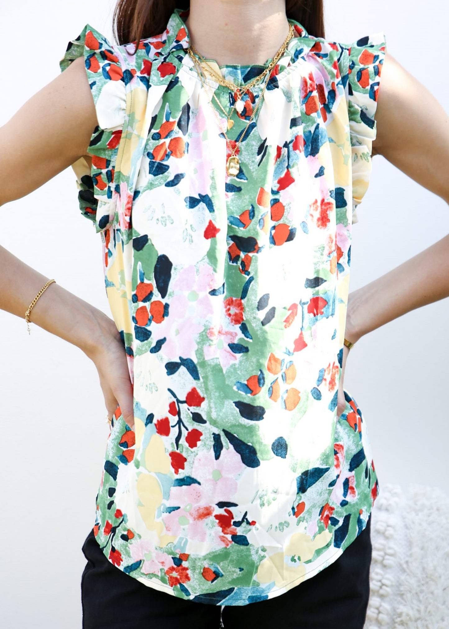 Blusa con detalle de volante y estampado floral