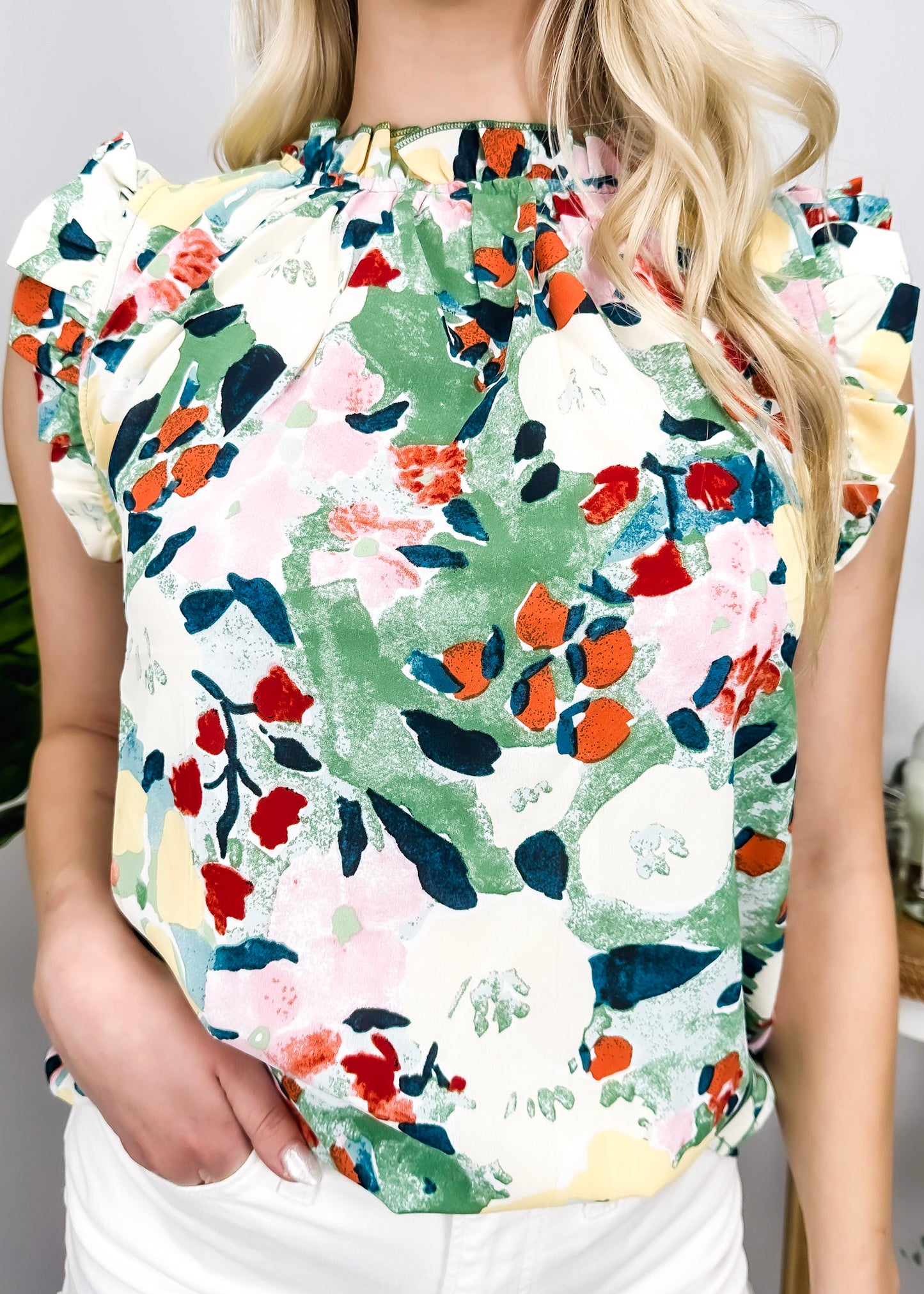 Blusa con detalle de volante y estampado floral