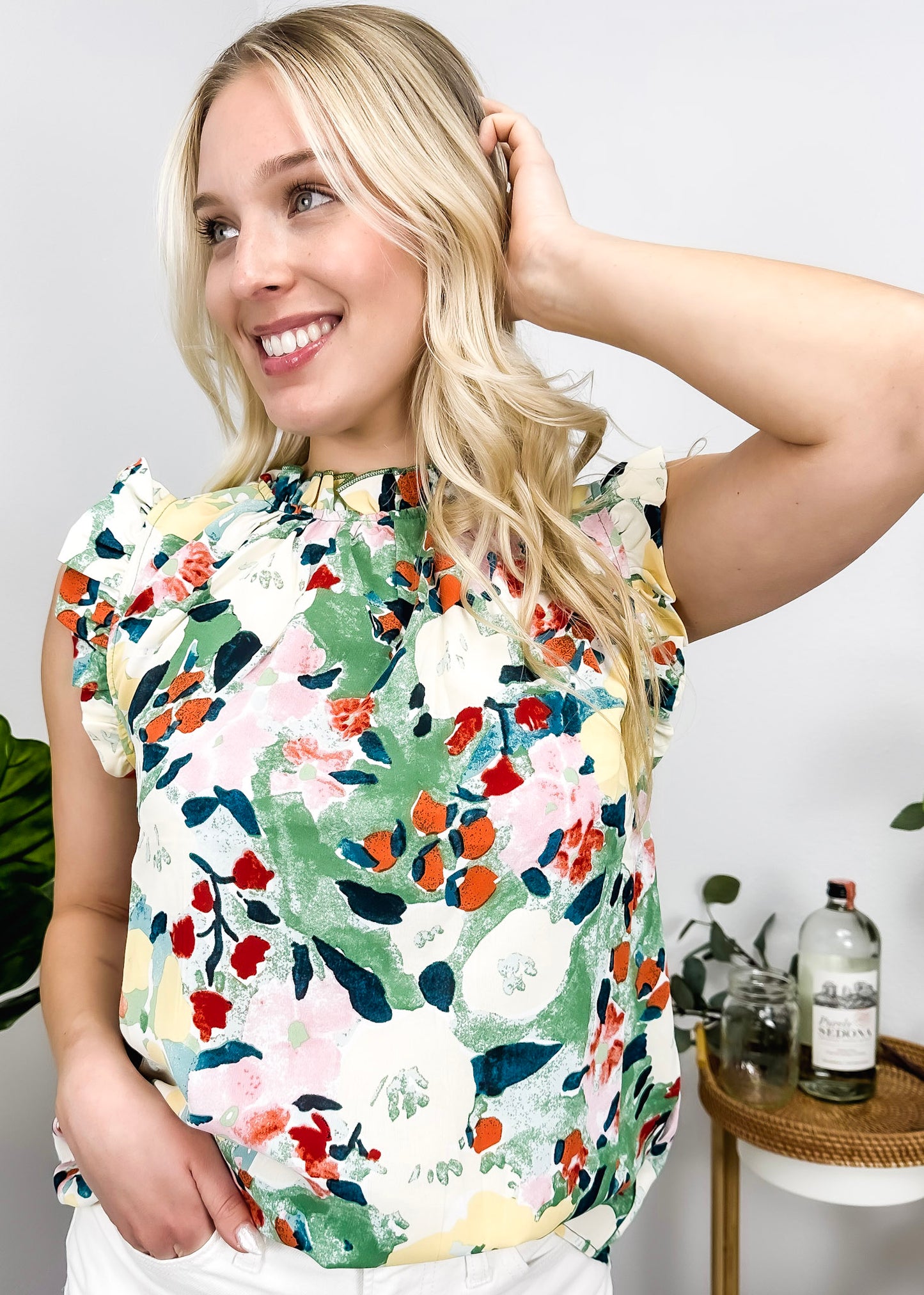 Blusa con detalle de volante y estampado floral