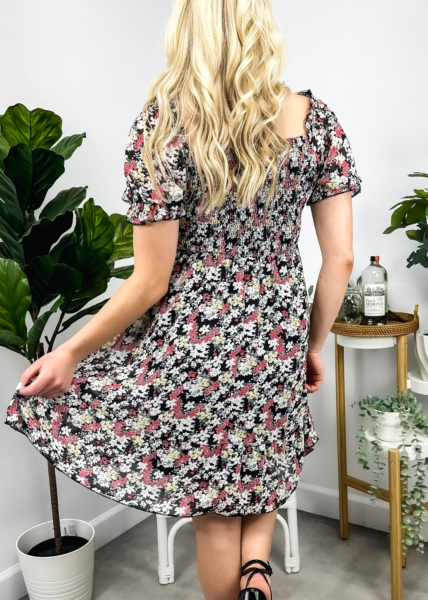 Vestido floral con escote cuadrado y mangas abullonadas