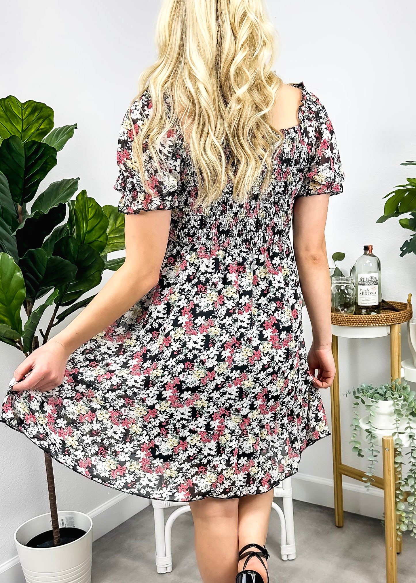 Vestido floral con escote cuadrado y mangas abullonadas