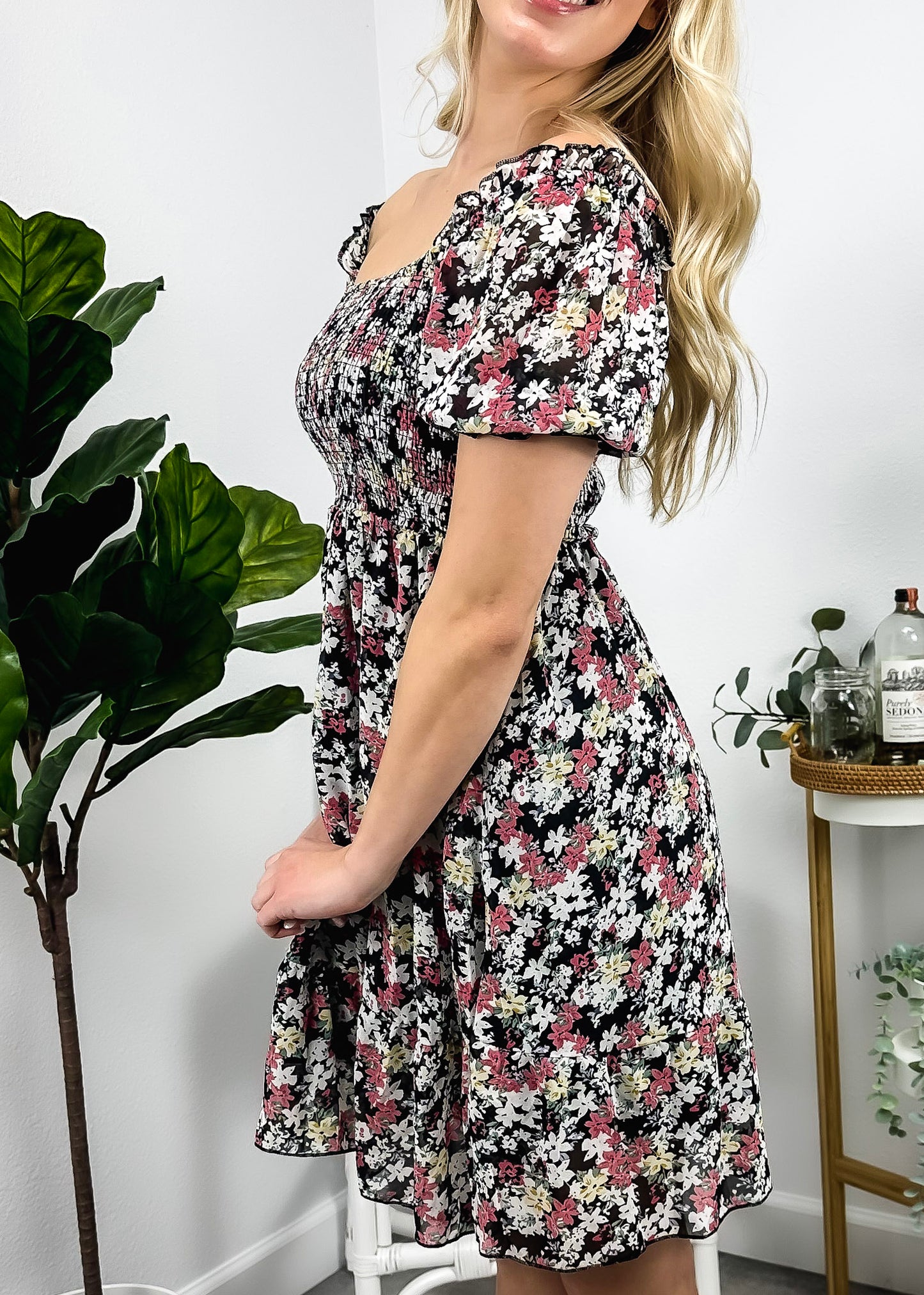 Vestido floral con escote cuadrado y mangas abullonadas