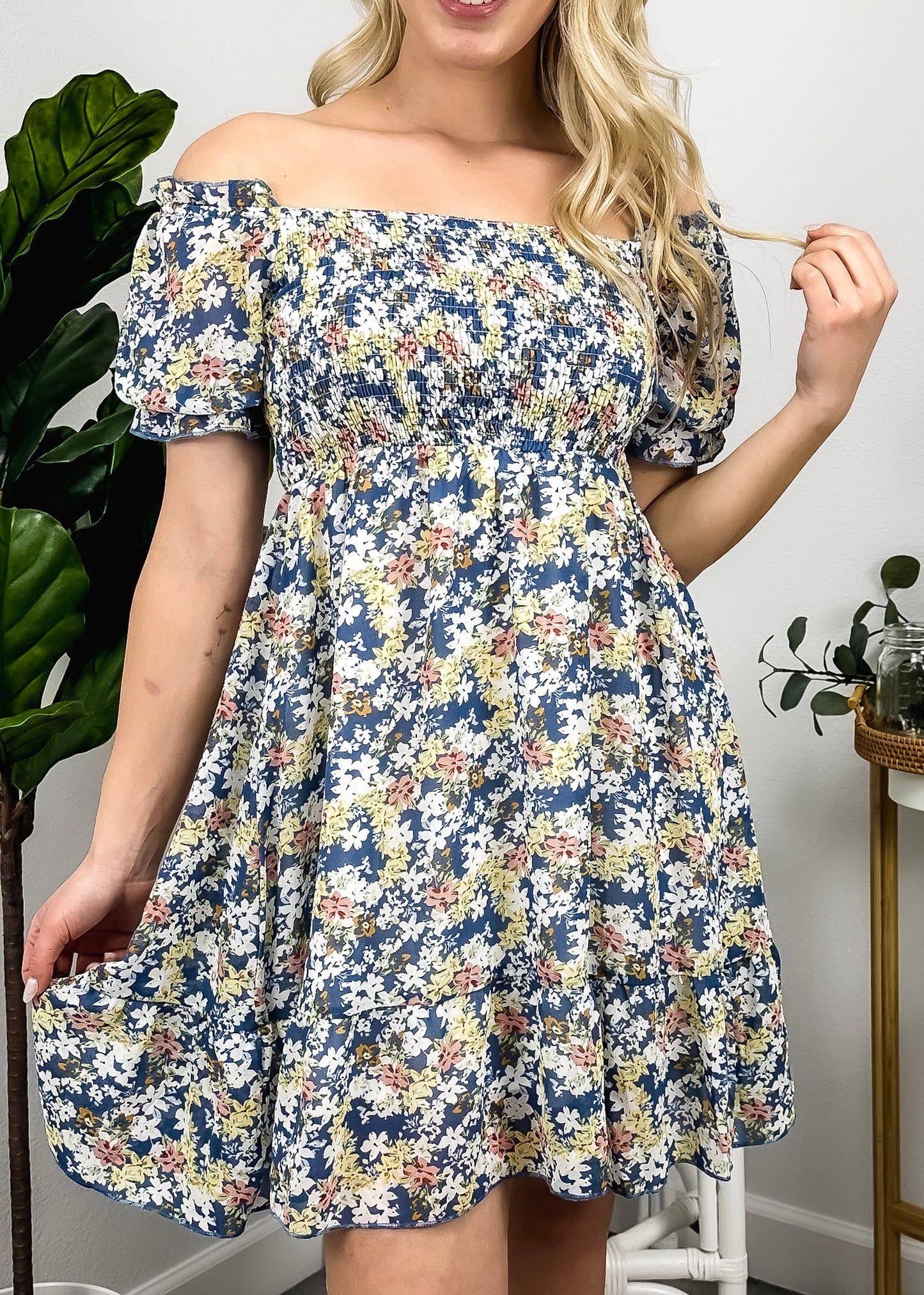 Vestido floral con escote cuadrado y mangas abullonadas