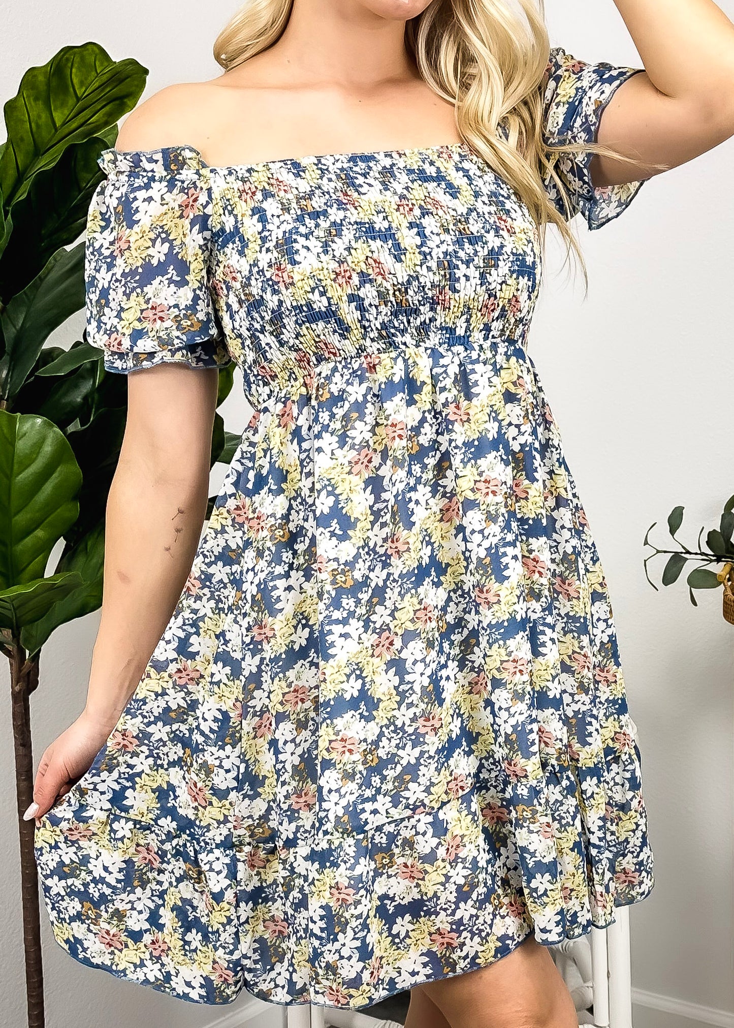Vestido floral con escote cuadrado y mangas abullonadas