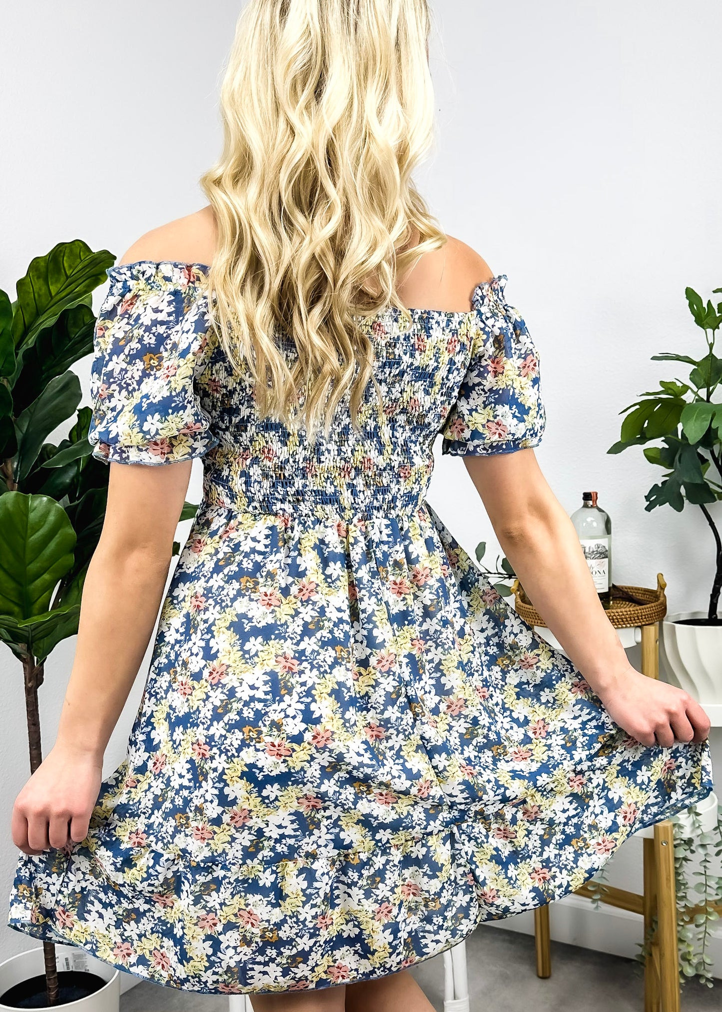 Vestido floral con escote cuadrado y mangas abullonadas