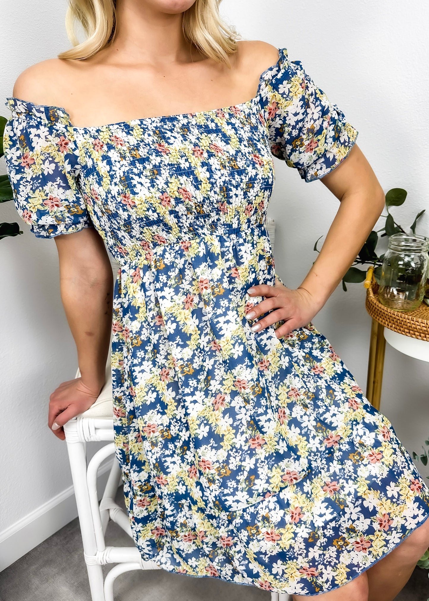 Vestido floral con escote cuadrado y mangas abullonadas