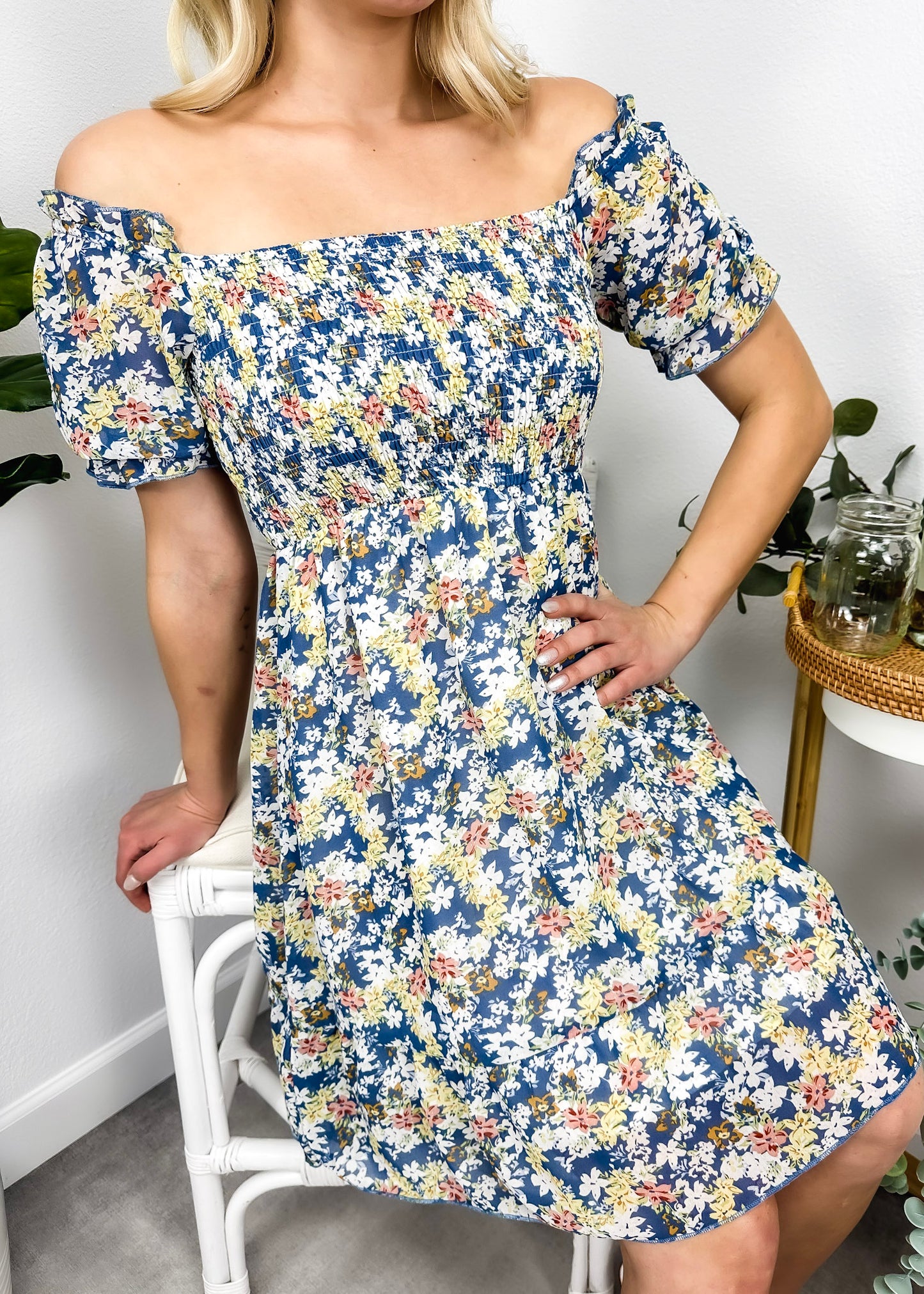 Vestido floral con escote cuadrado y mangas abullonadas