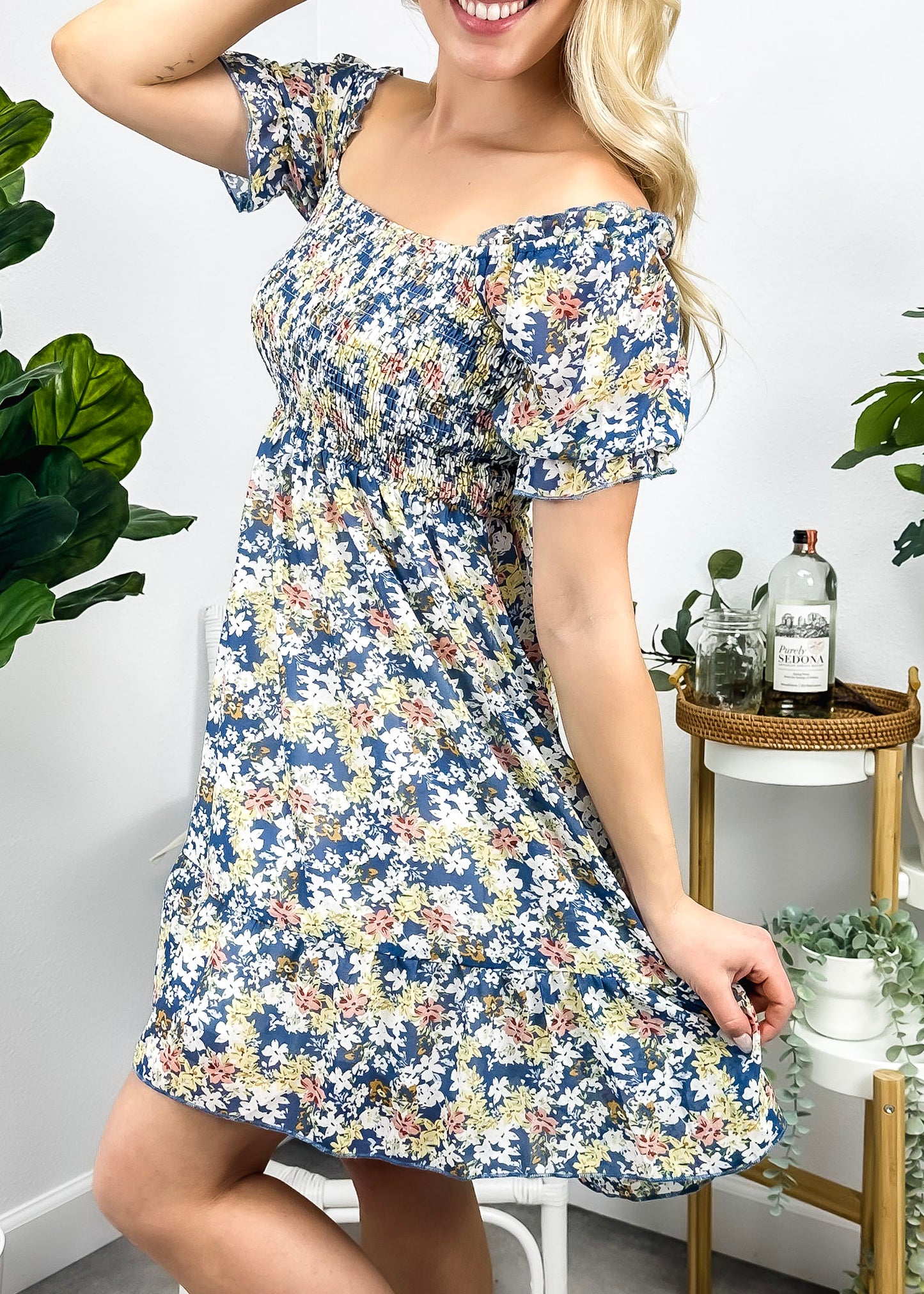 Vestido floral con escote cuadrado y mangas abullonadas