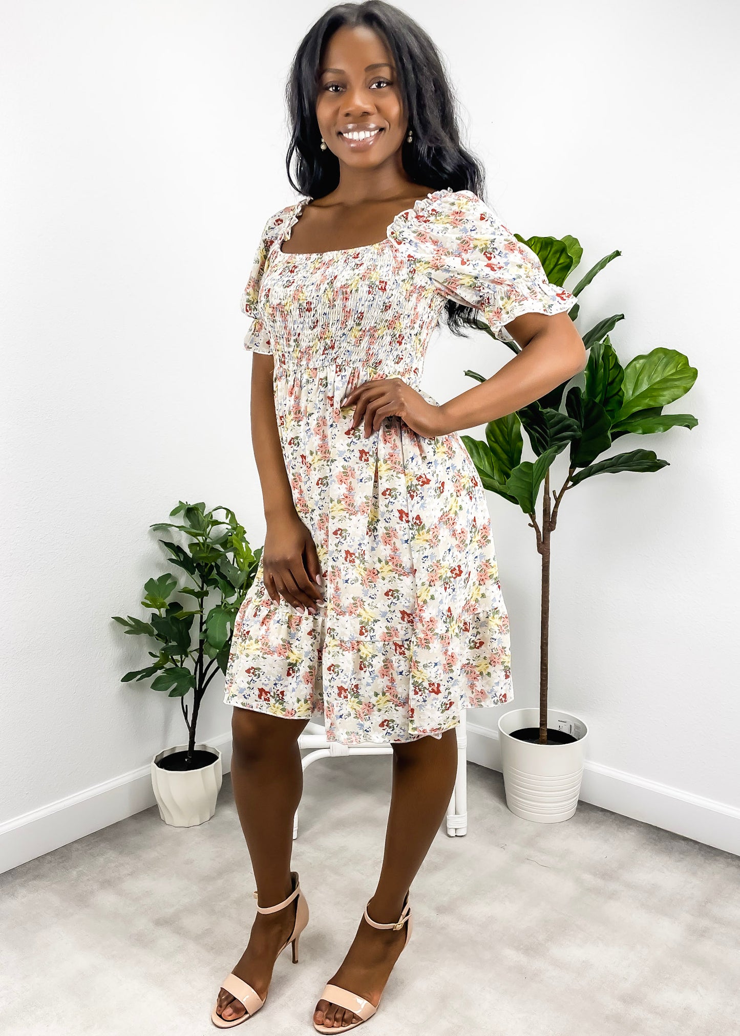 Vestido floral con escote cuadrado y mangas abullonadas