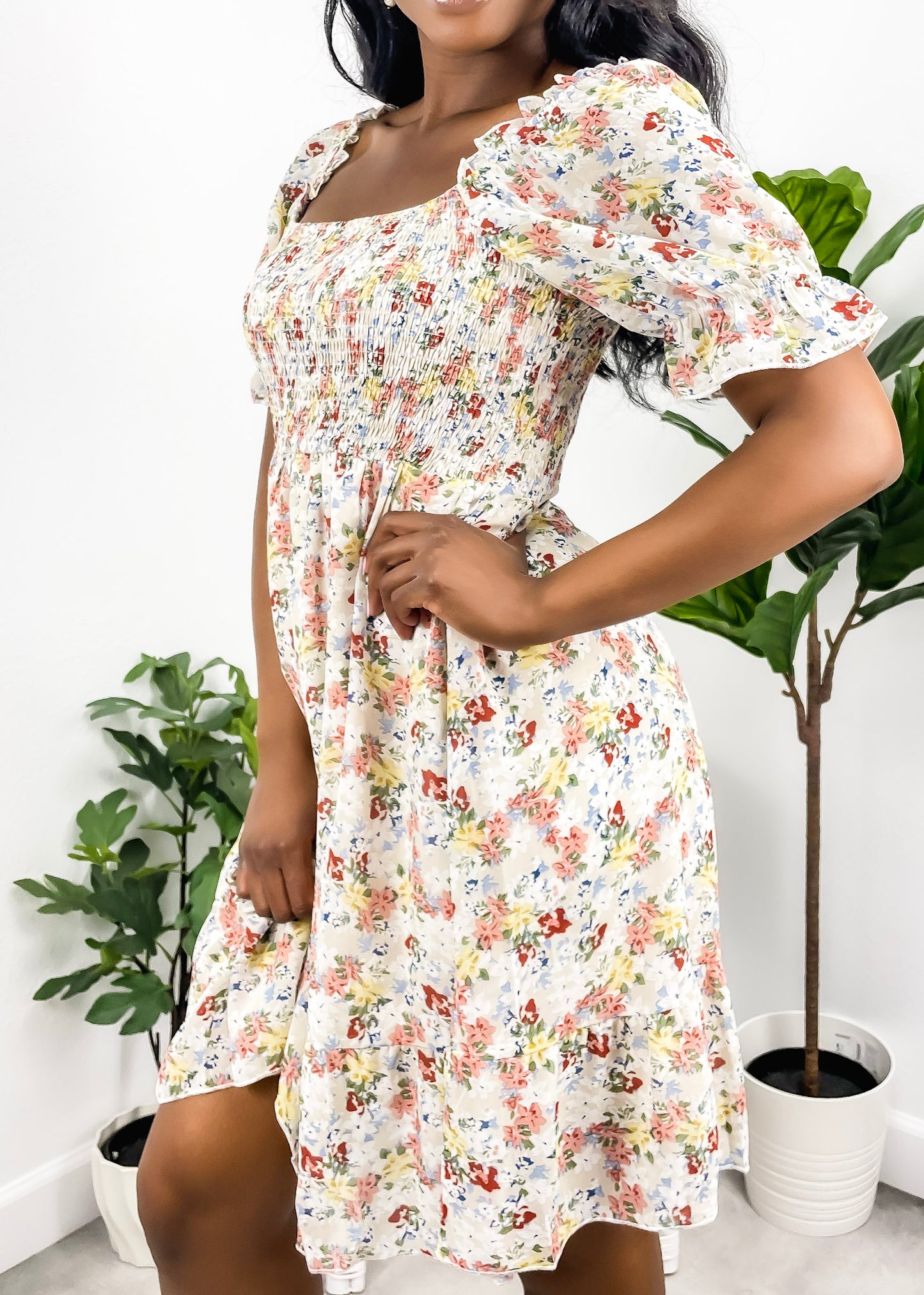 Vestido floral con escote cuadrado y mangas abullonadas