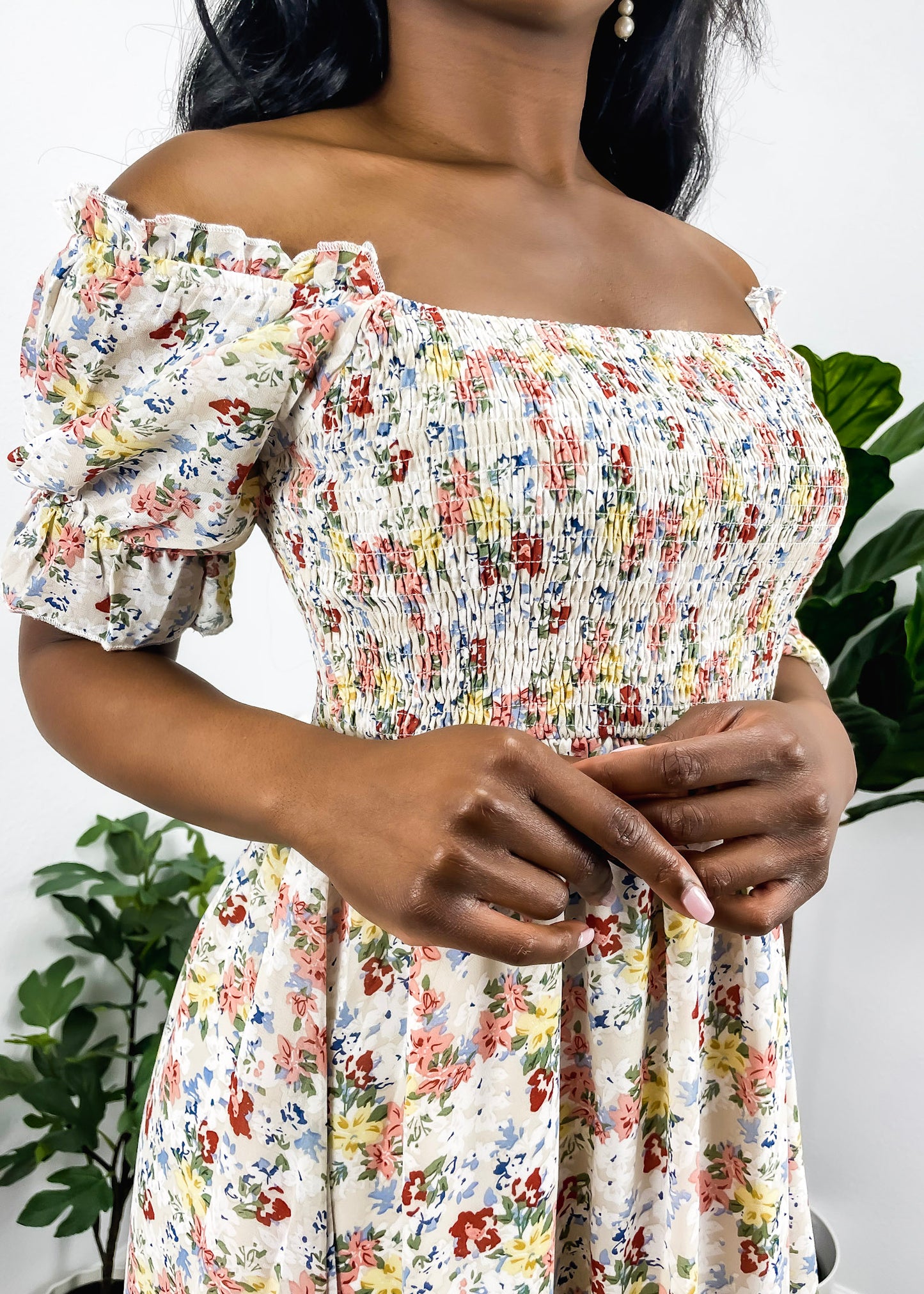 Vestido floral con escote cuadrado y mangas abullonadas