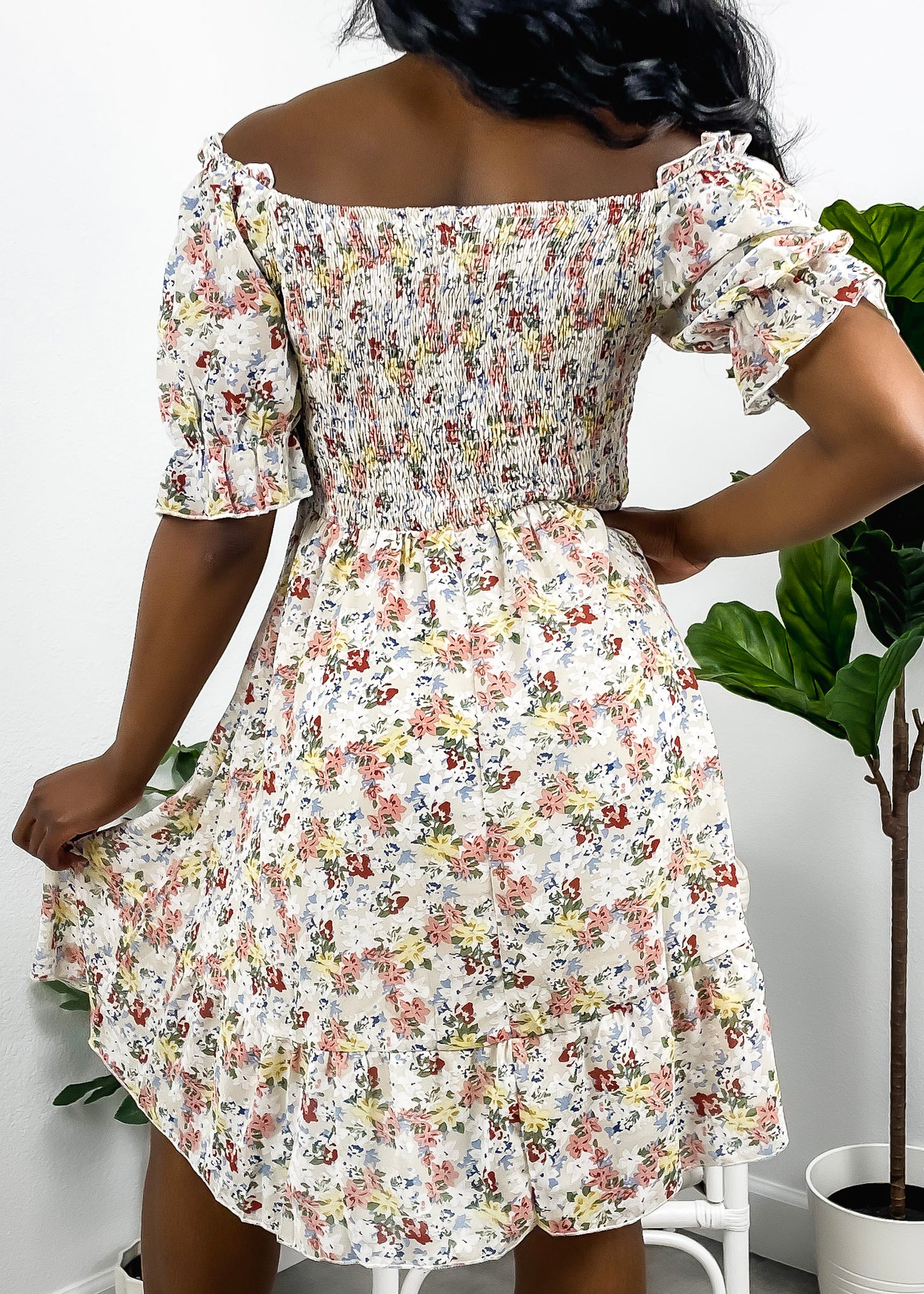 Vestido floral con escote cuadrado y mangas abullonadas