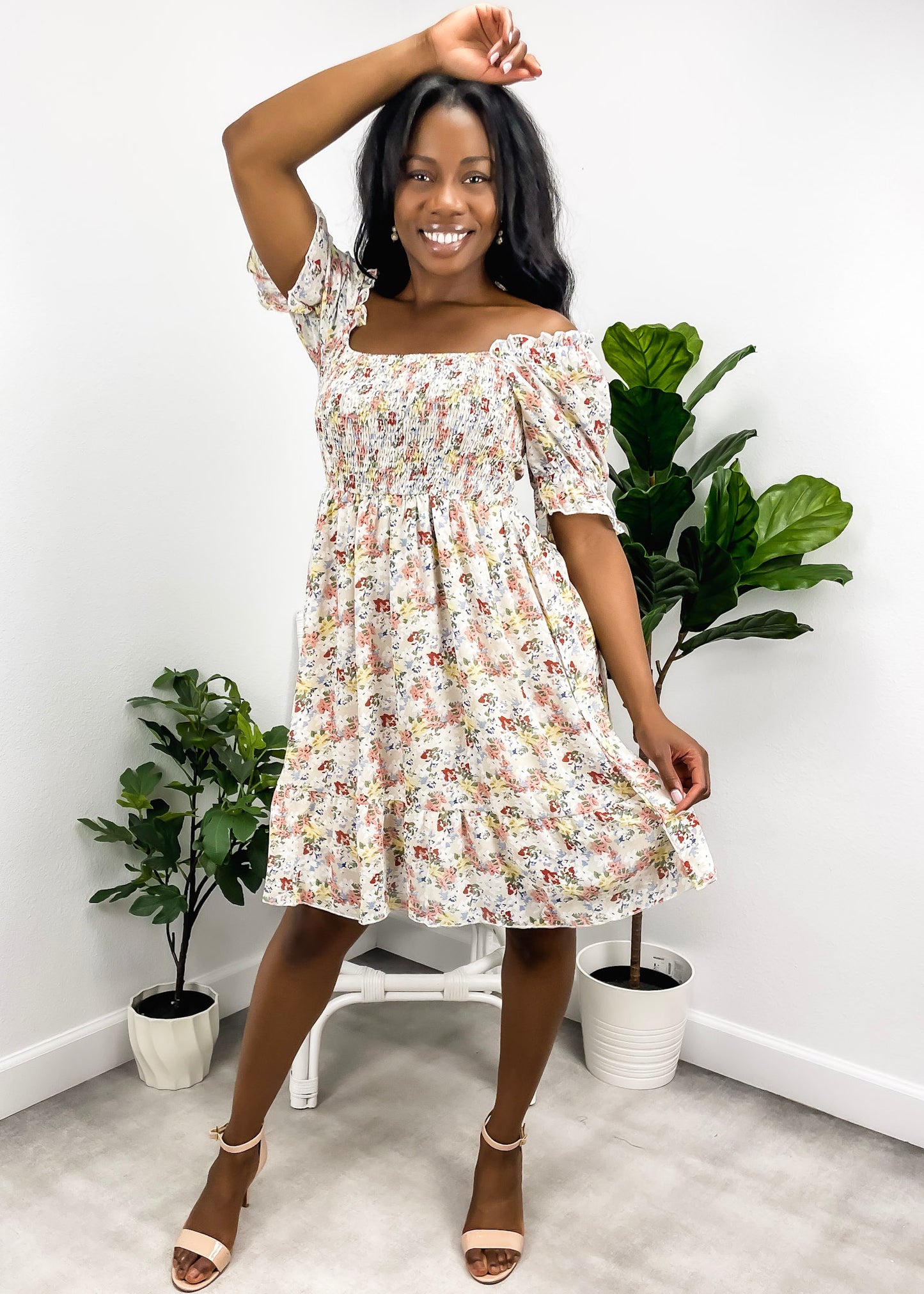 Vestido floral con escote cuadrado y mangas abullonadas
