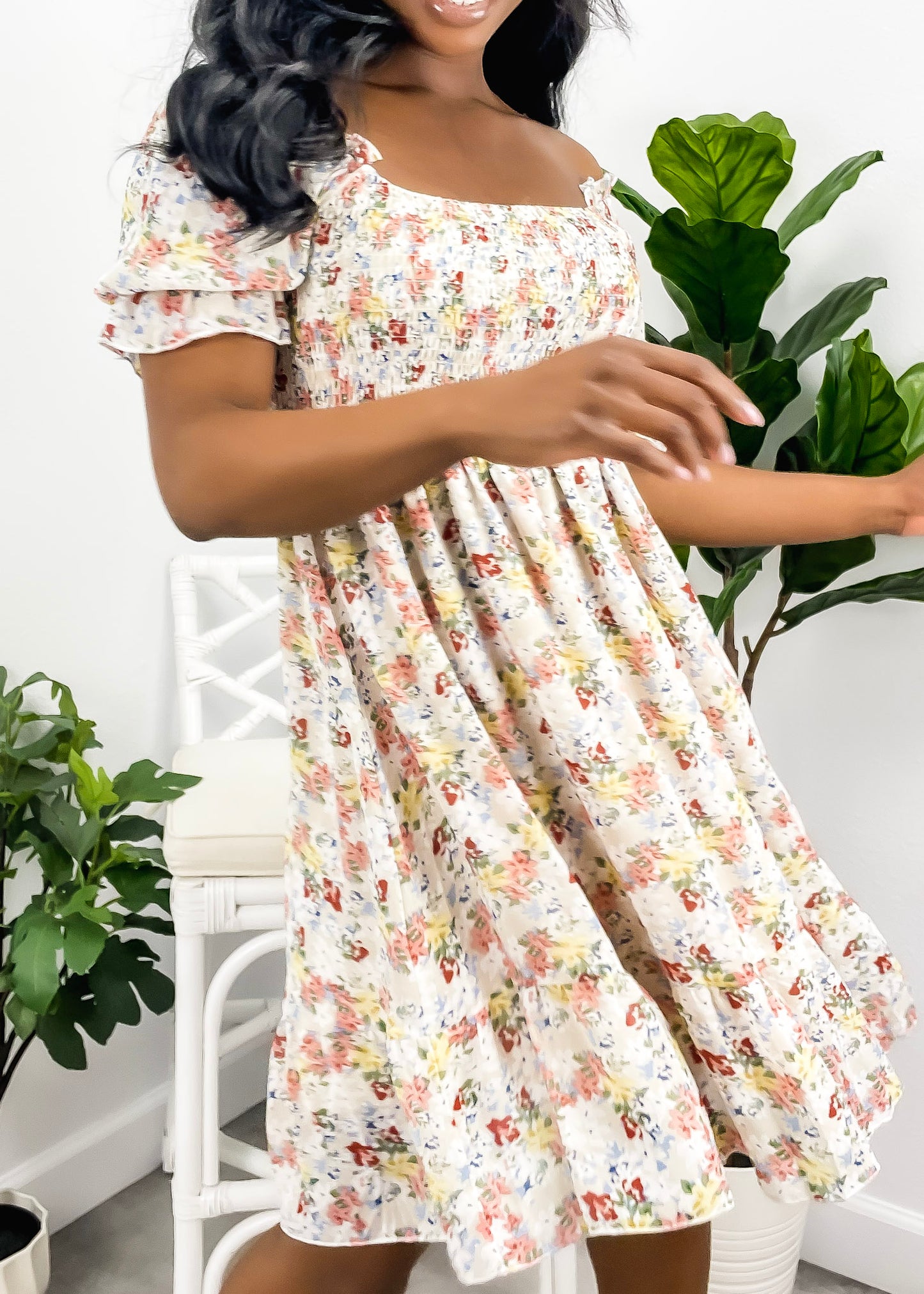Vestido floral con escote cuadrado y mangas abullonadas