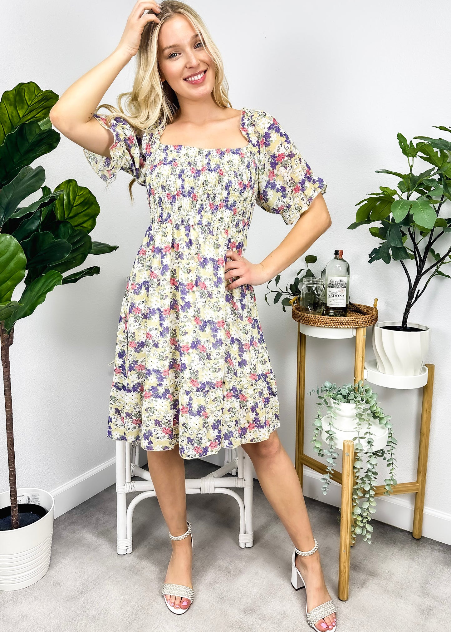 Vestido floral con escote cuadrado y mangas abullonadas