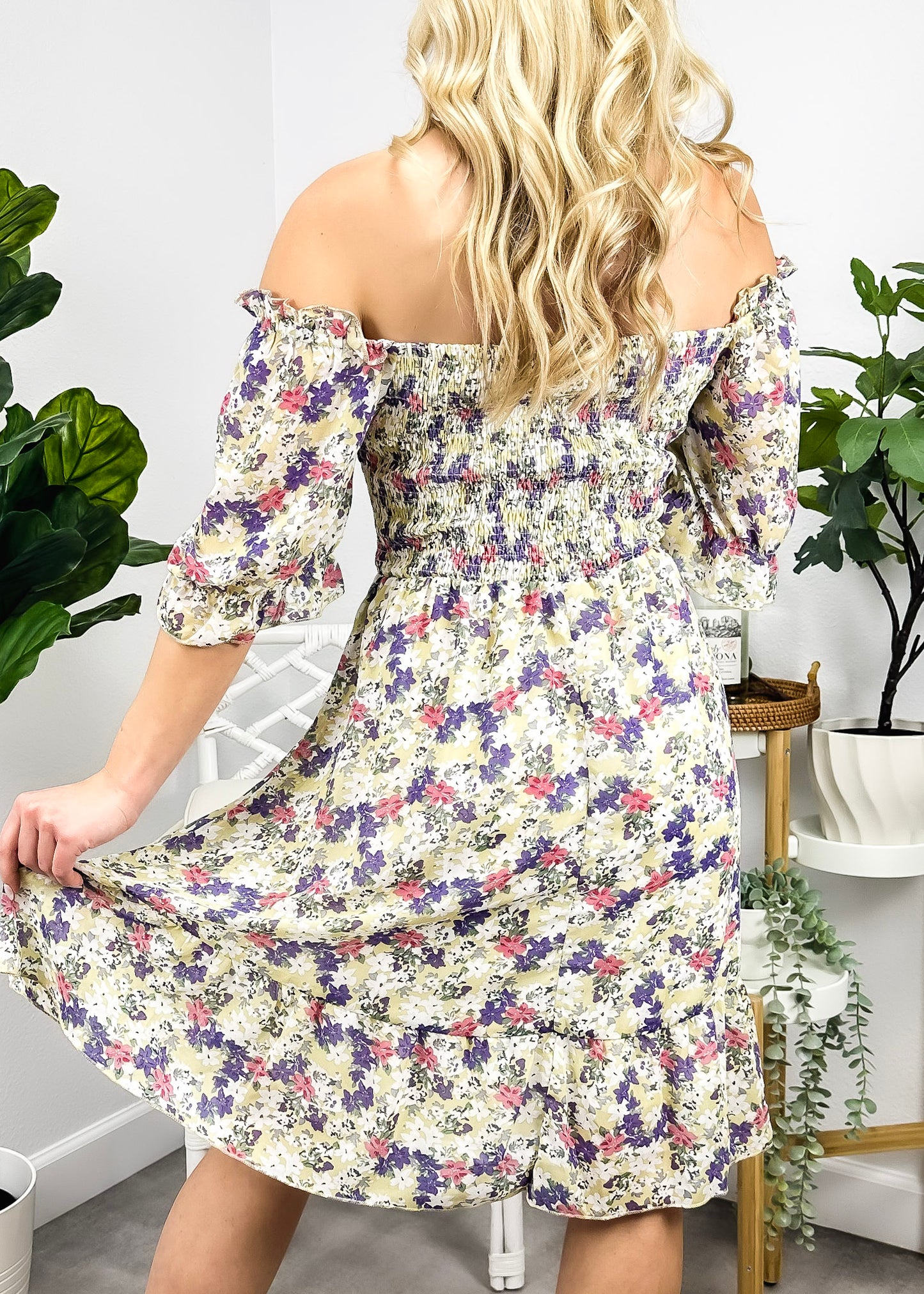 Vestido floral con escote cuadrado y mangas abullonadas